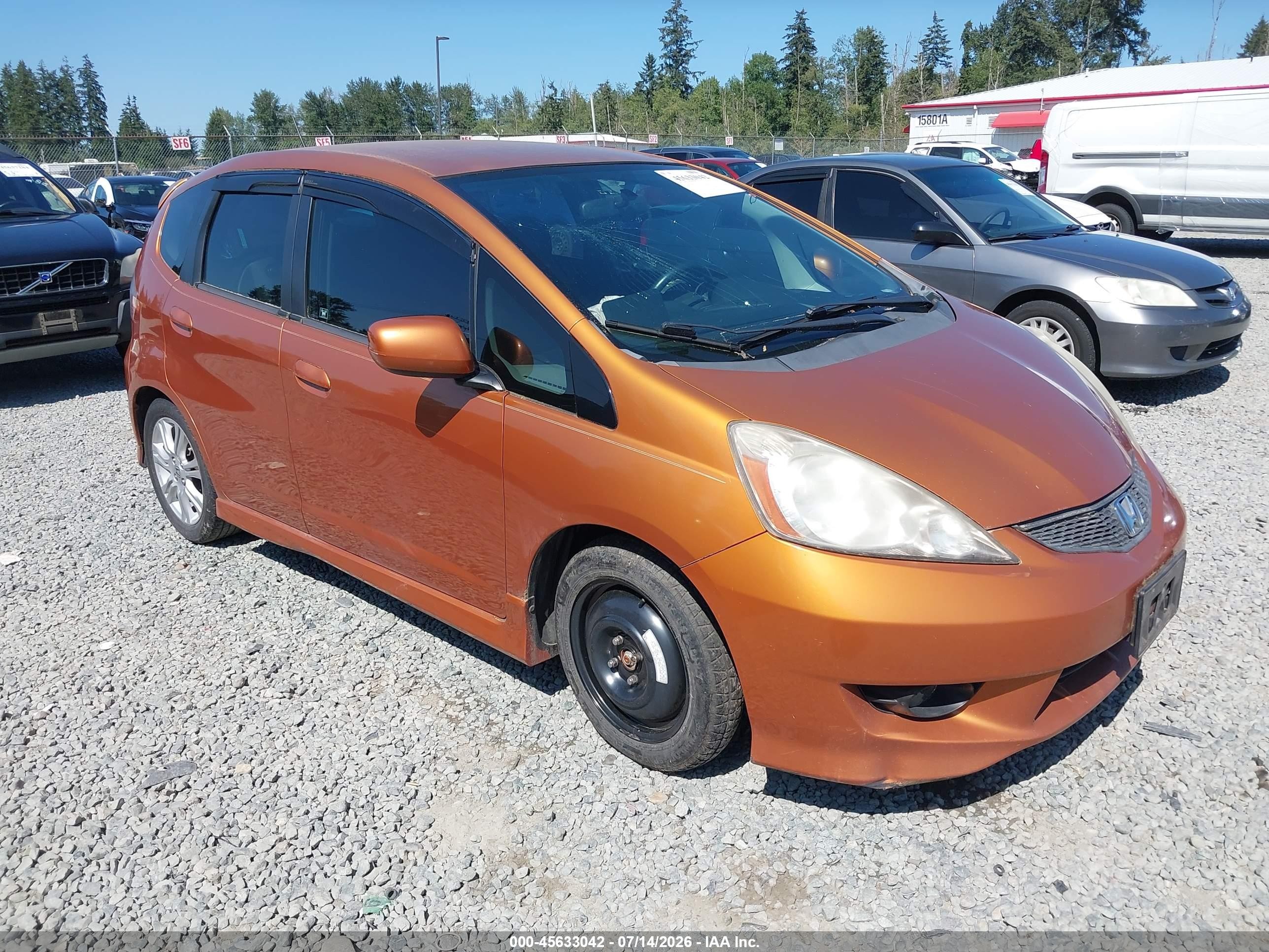 2011 Honda Fit Sport, VIN JHMGE8G59BS001430 — Перед