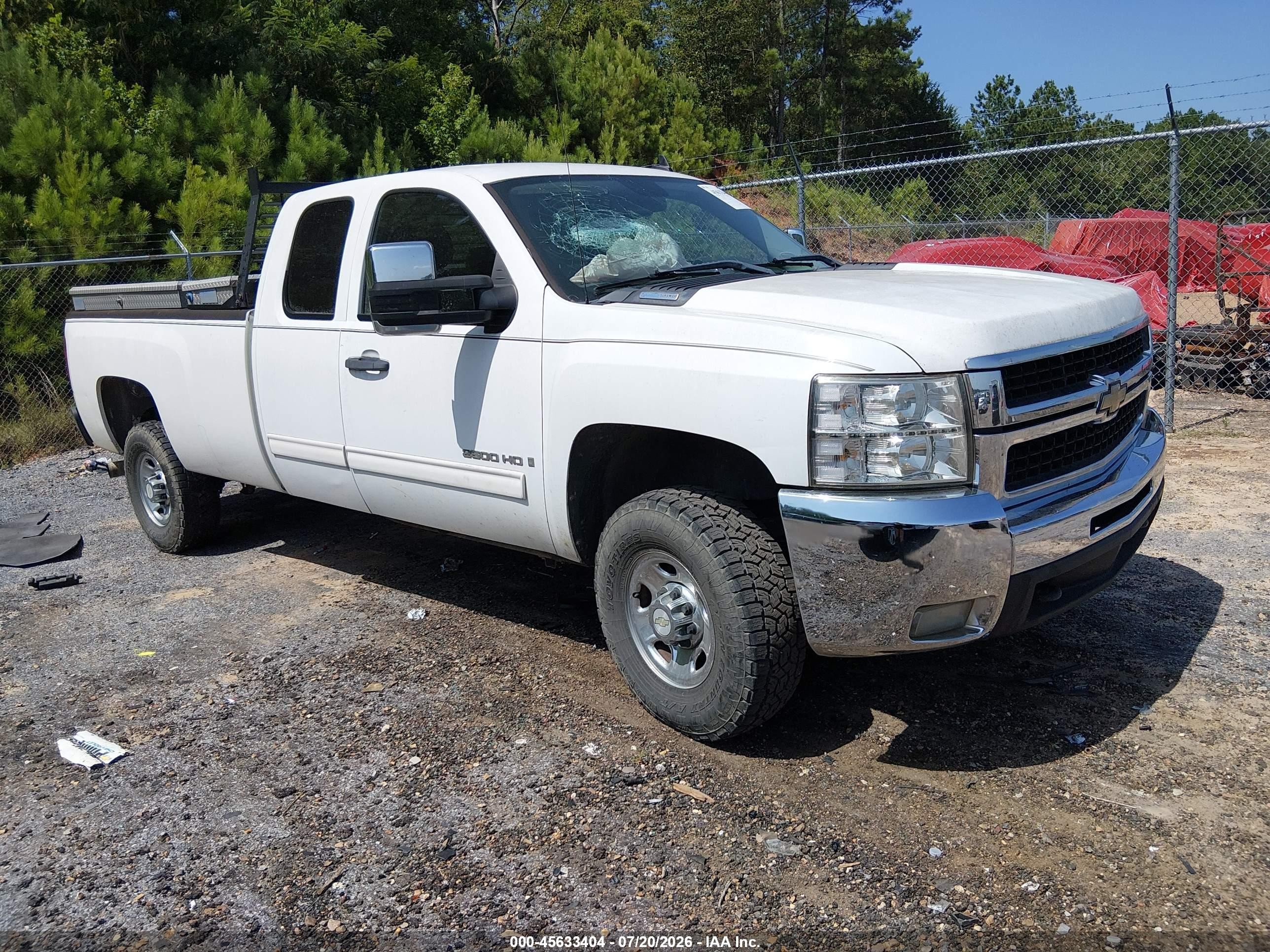 2009 Chevrolet Silverado 2500HD LT, VIN 1GCHC59689E136844 — Перед