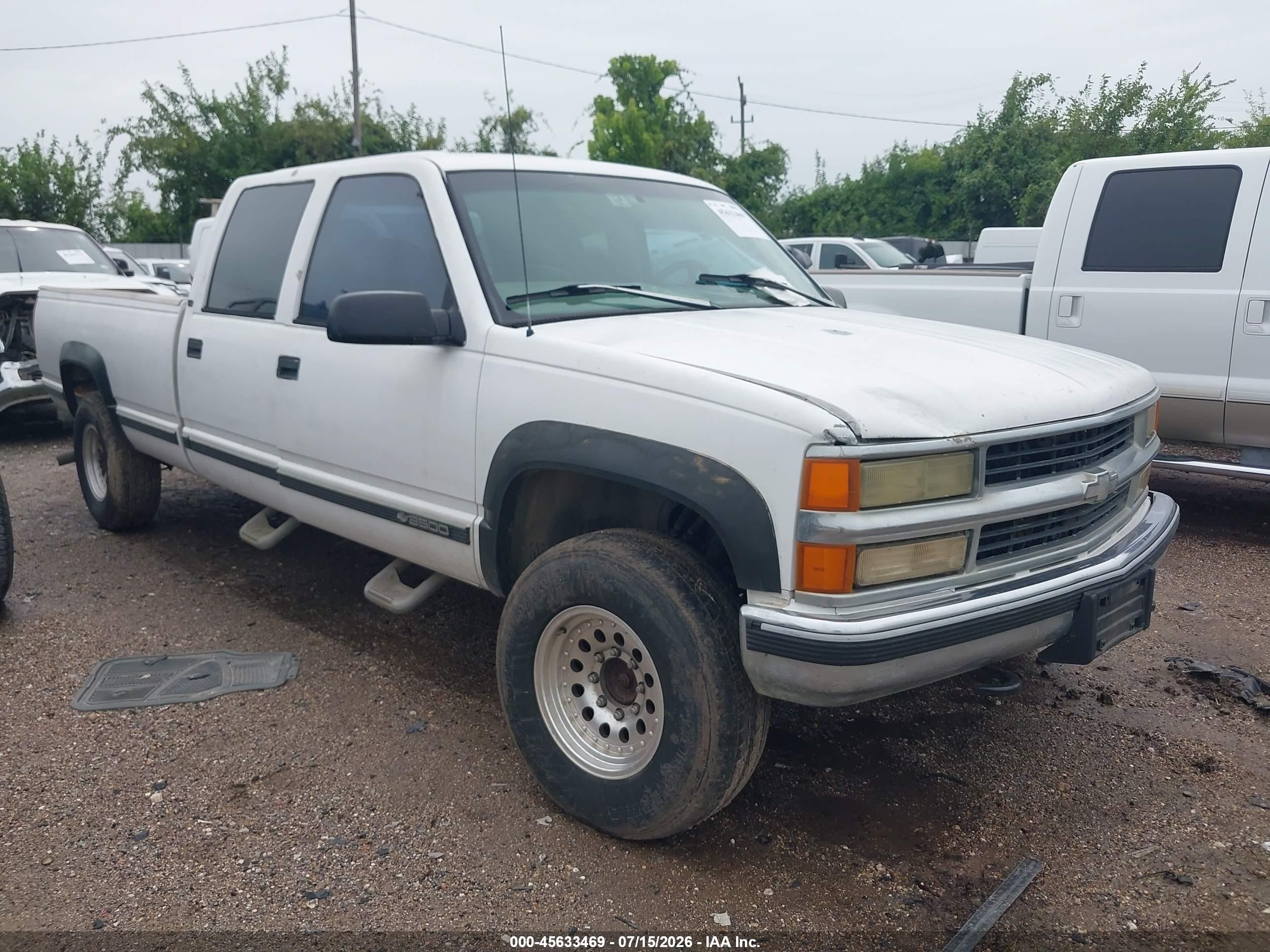 1998 Chevrolet Silverado 3500, VIN 1GCHK33J2WF048270 — Rear end
