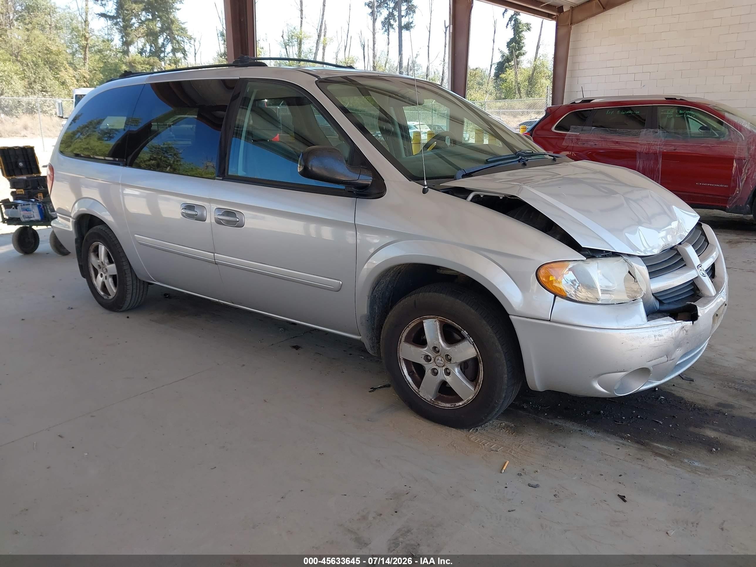 2005 Dodge Caravan SXT, VIN 2D4GP44LX5R573879 — Front end