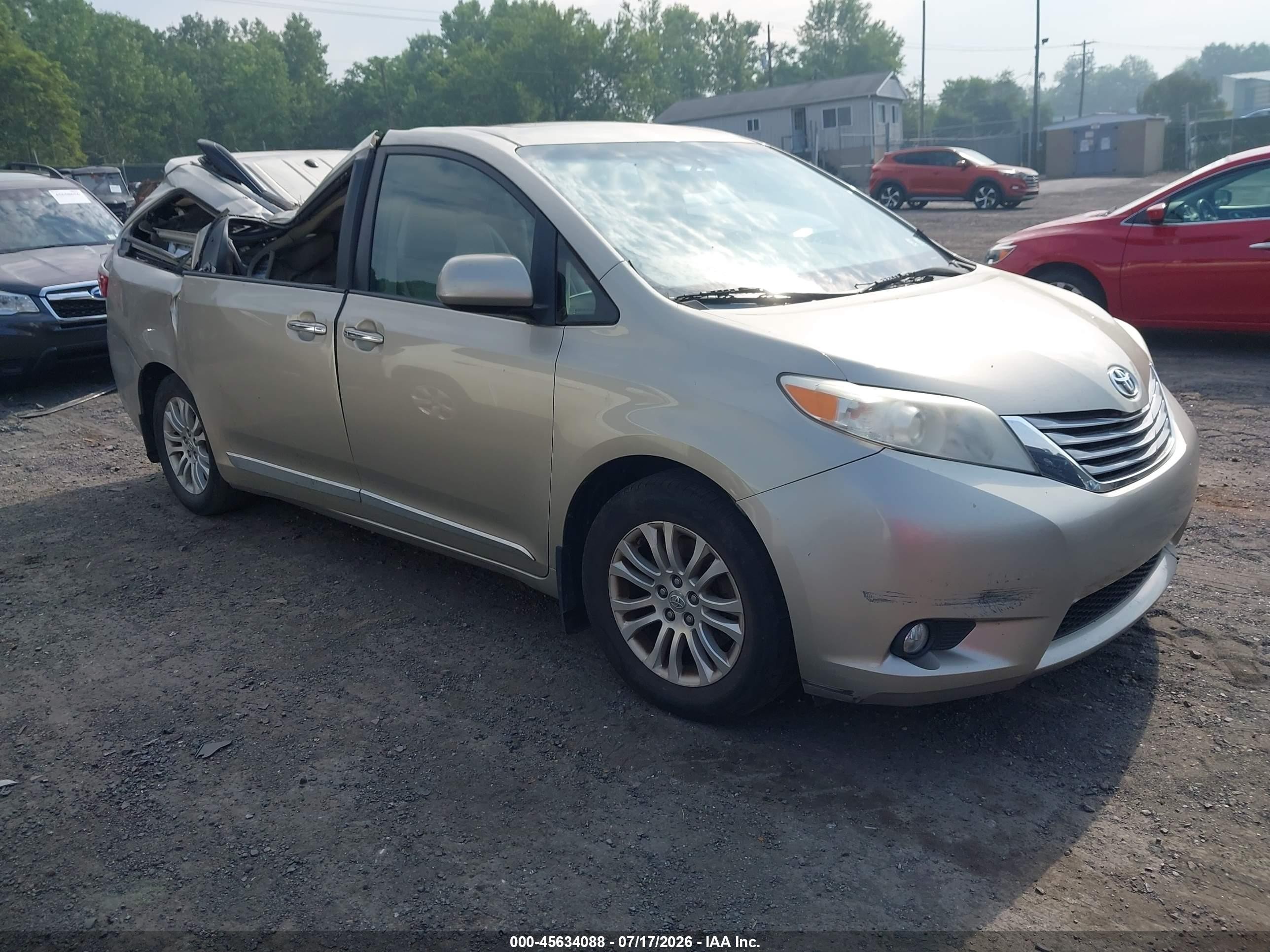 2015 Toyota Sienna XLE, VIN 5TDYK3DC4FS588297 — Roof