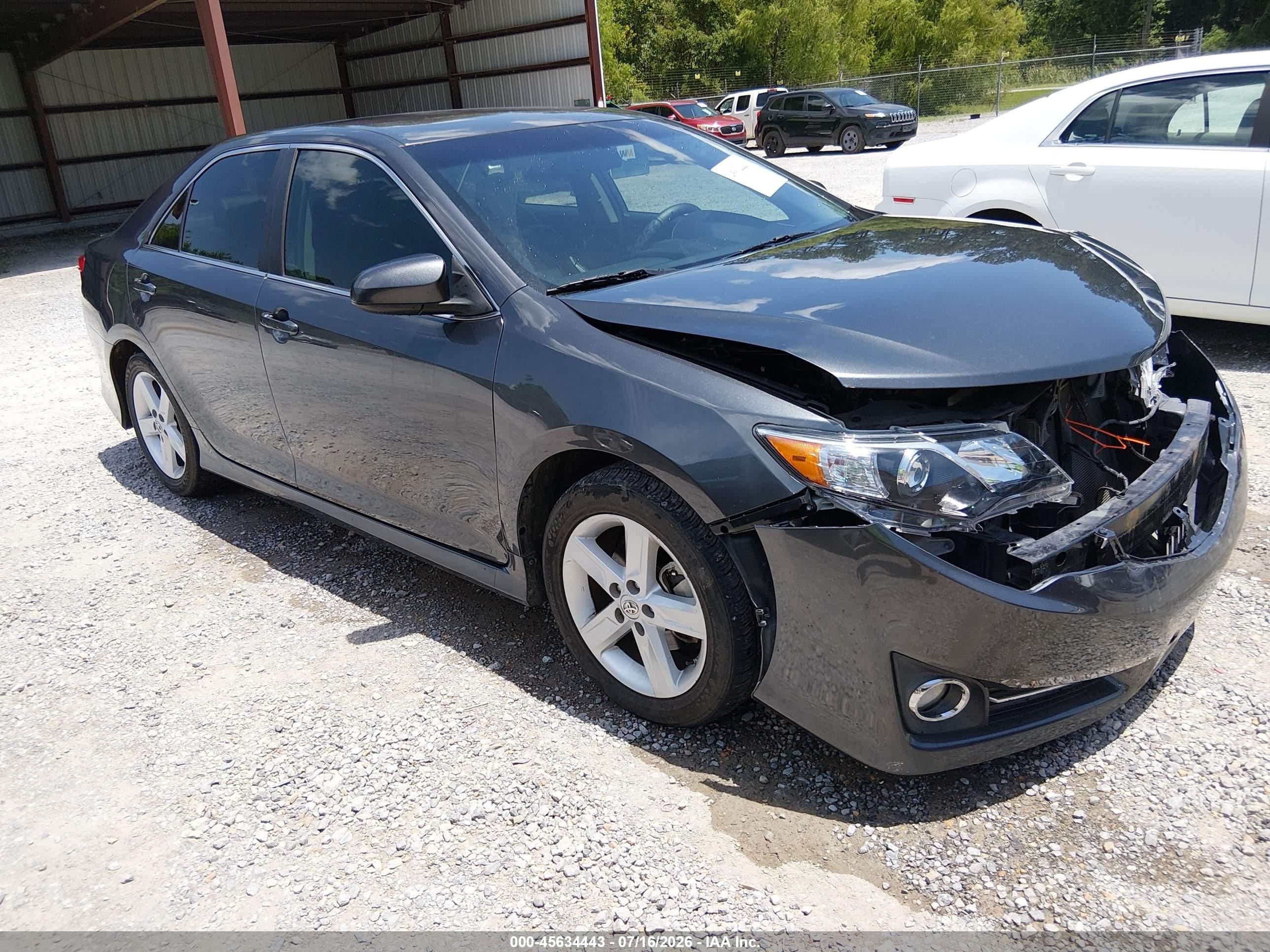 2013 Toyota Camry LE, VIN 4T1BF1FK5DU239740 — Перед