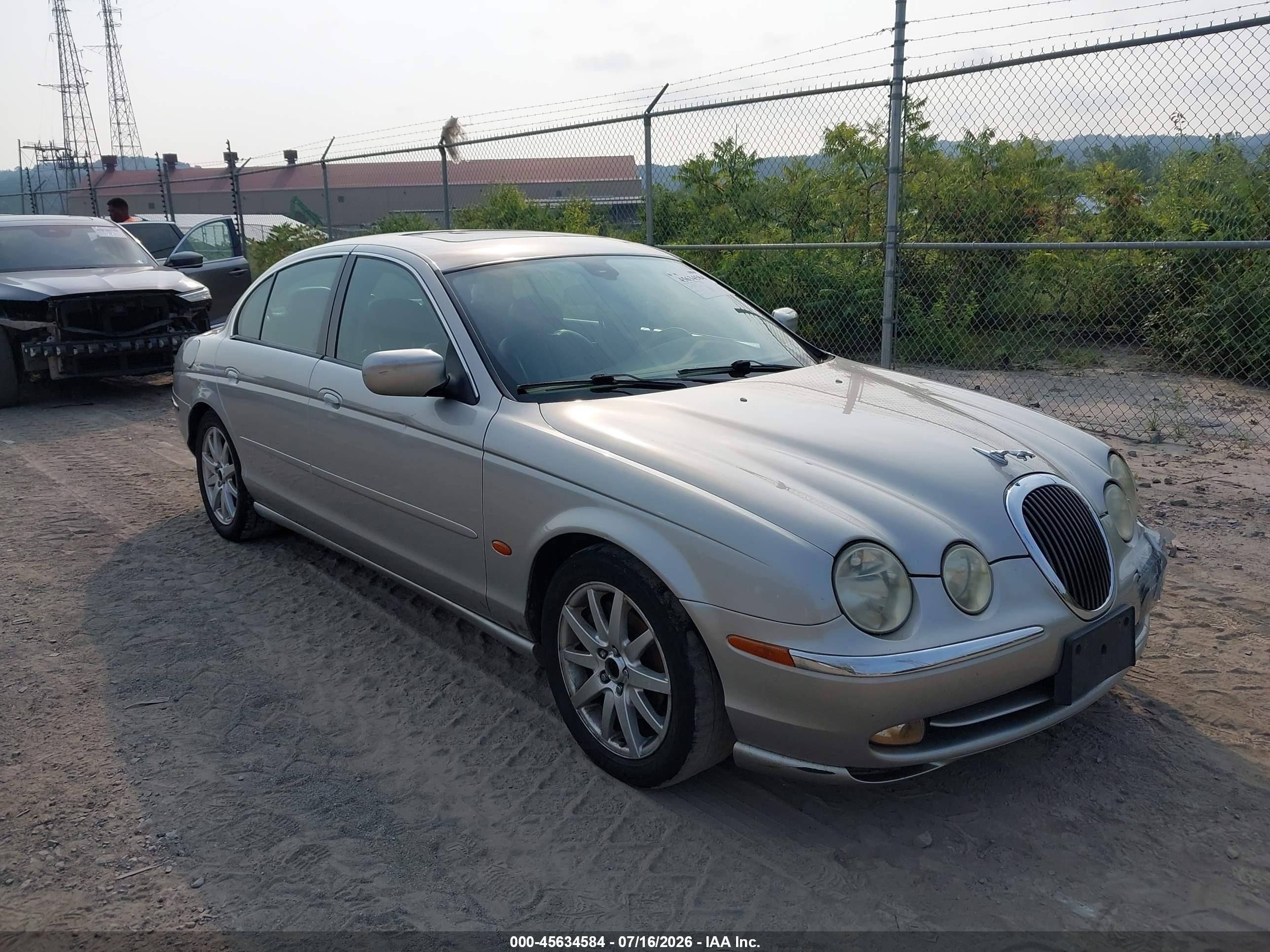 2000 Jaguar S-Type V8, VIN SAJDA01D8YGL21675 — Front end
