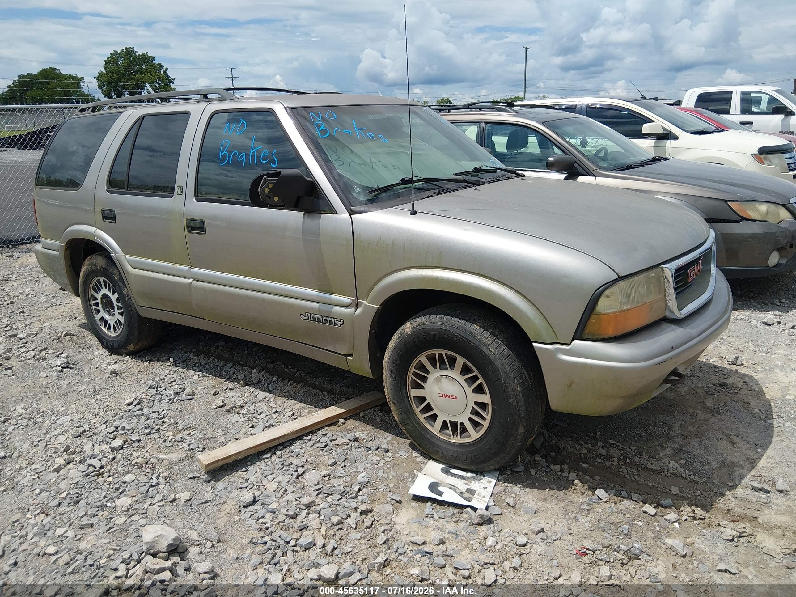 2000 GMC Jimmy SLT Convenience, VIN 1GKDT13W9Y2102710 — Normal wear