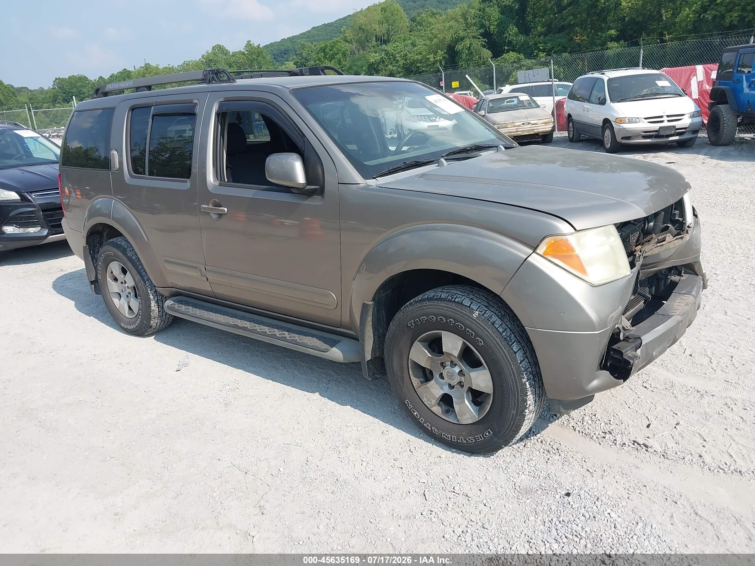 2005 Nissan Pathfinder XE, VIN 5N1AR18W55C749709 — Перед