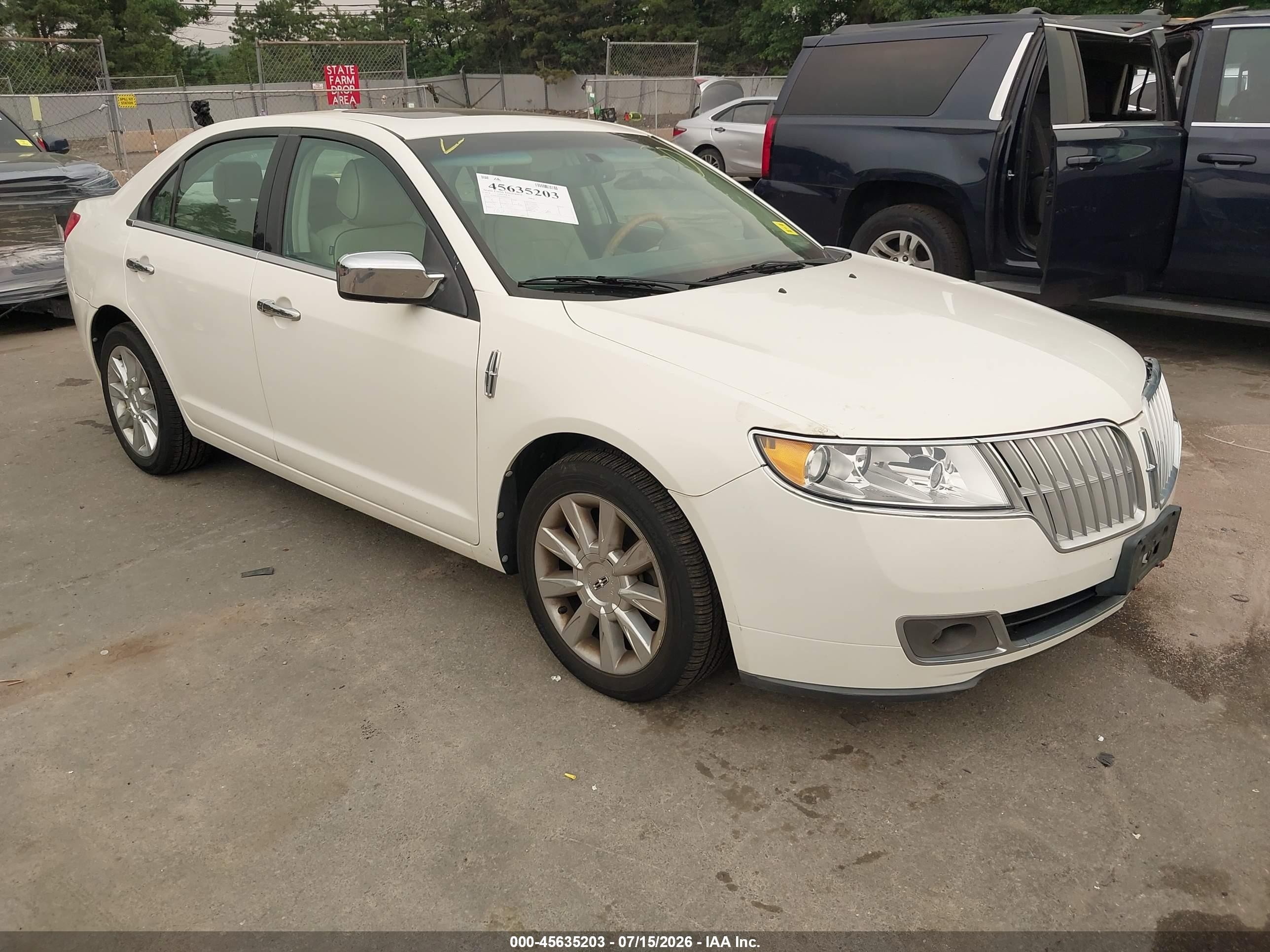 2012 Lincoln MKZ, VIN 3LNHL2JC4CR839227 — Side