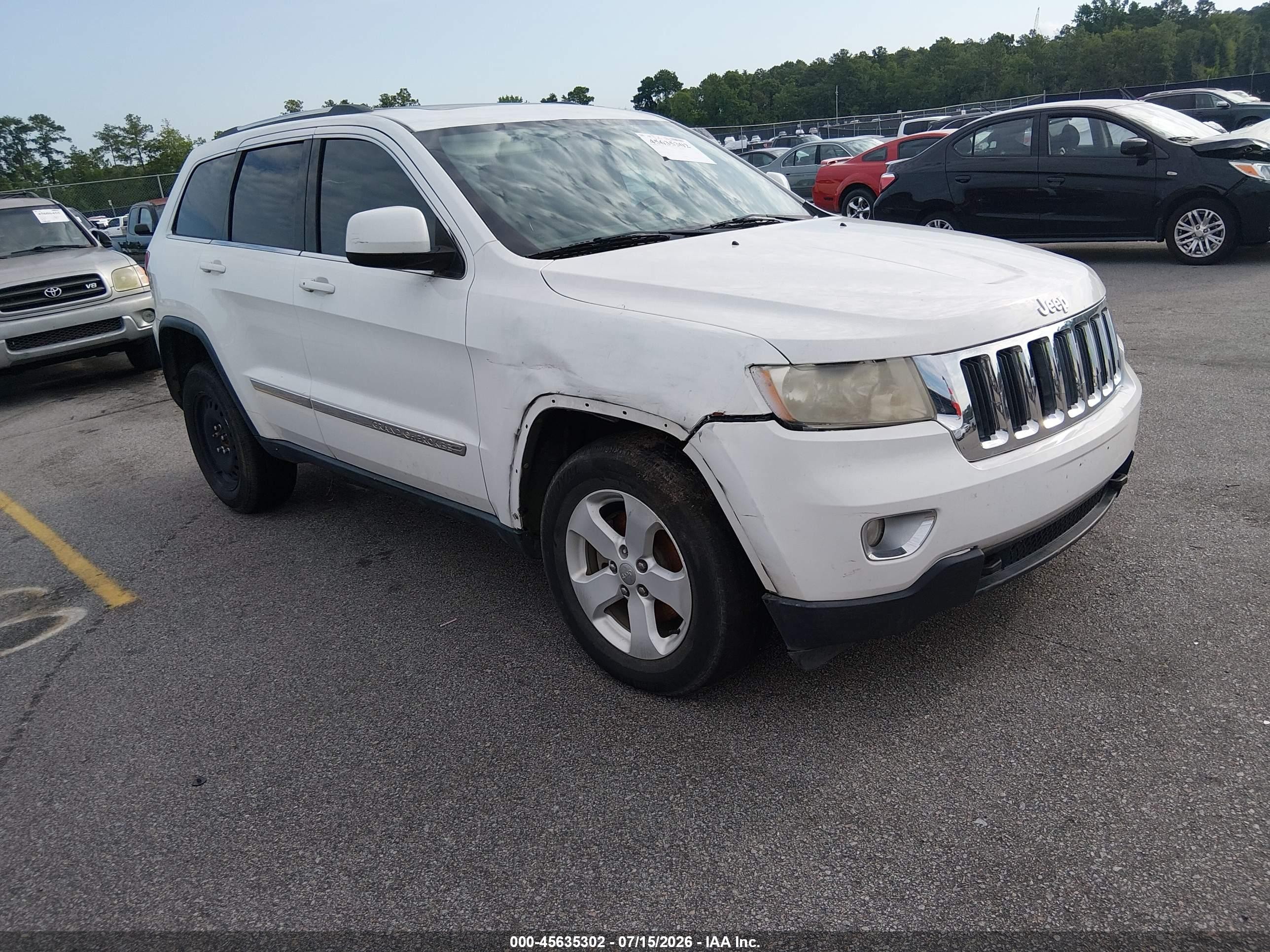 2013 Jeep Grand Cherokee Laredo, VIN 1C4RJFAT9DC646142 — Normal wear