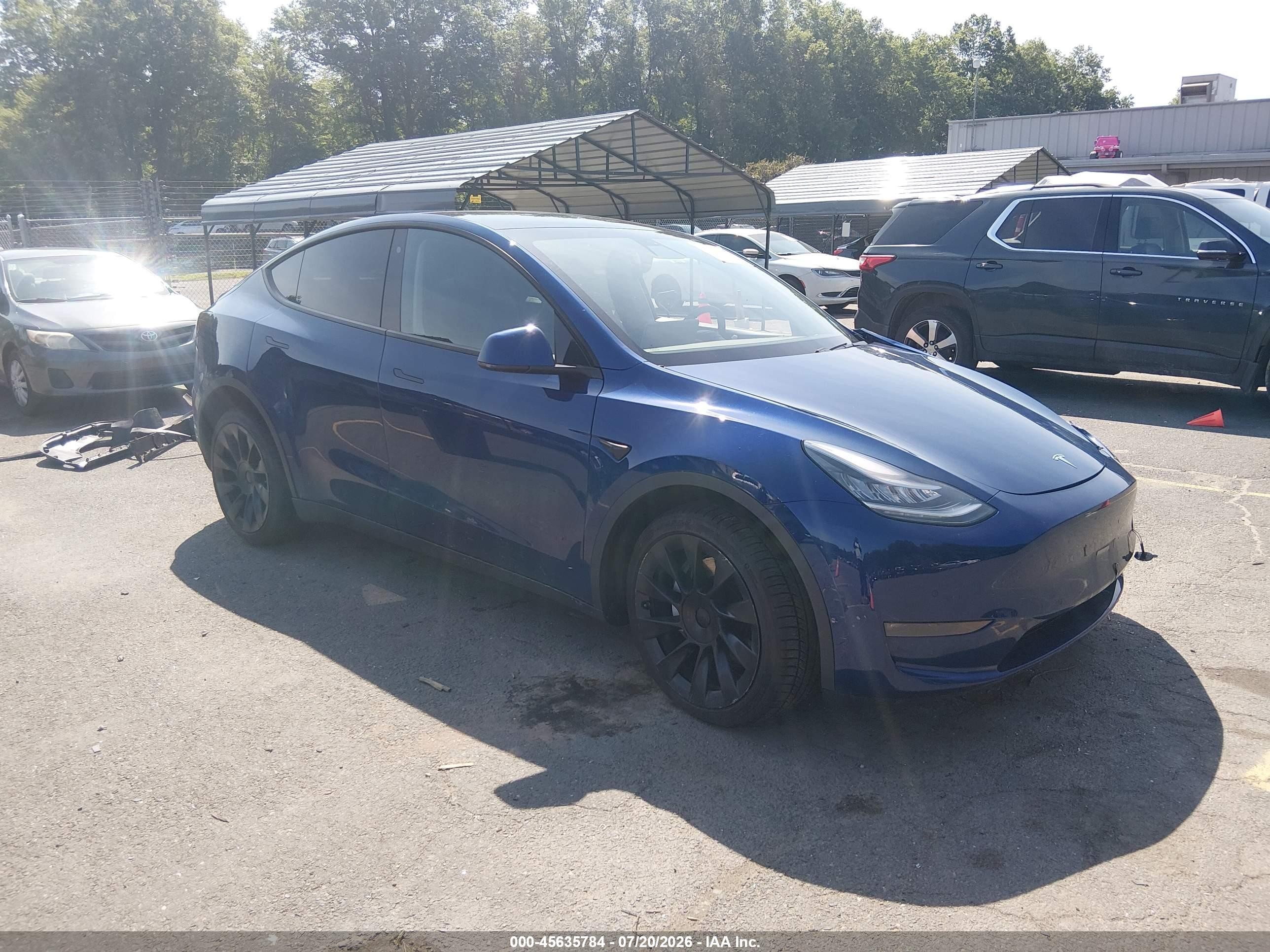 2020 Tesla Model Y Long Range, VIN 5YJYGDEE5LF036928 — Бок