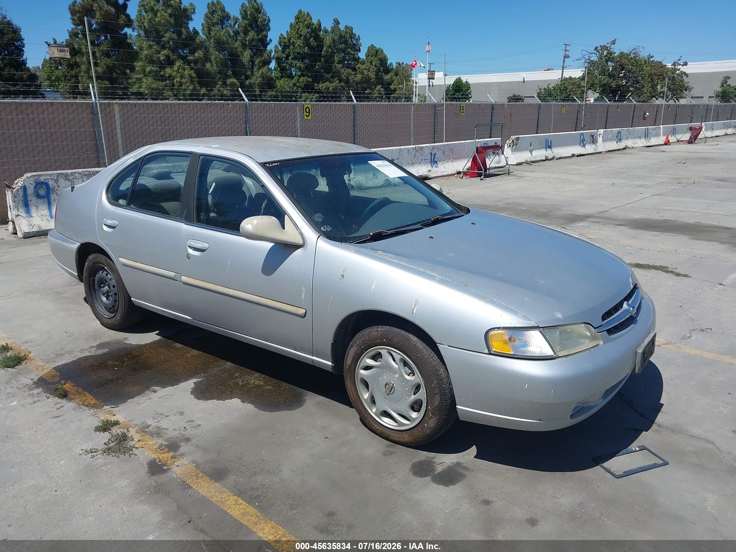 1998 Nissan Altima XE, VIN 1N4DL01D4WC225240 — Normal wear