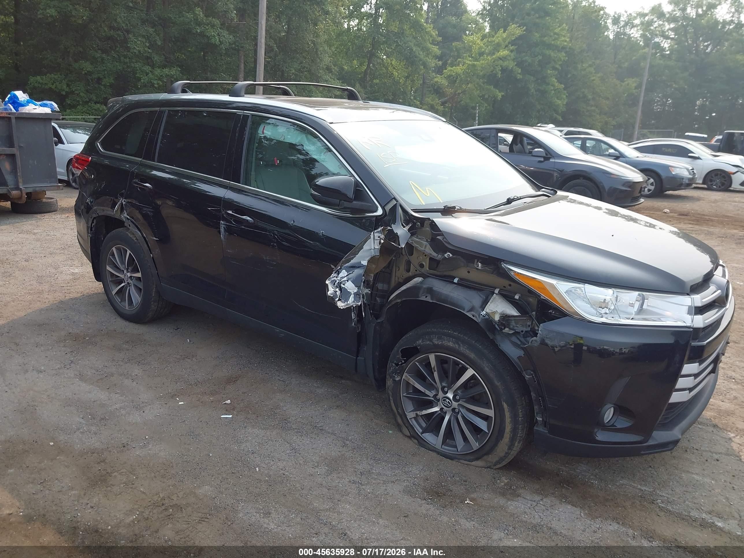 2019 Toyota Highlander XLE, VIN 5TDJZRFH2KS619971 — Side