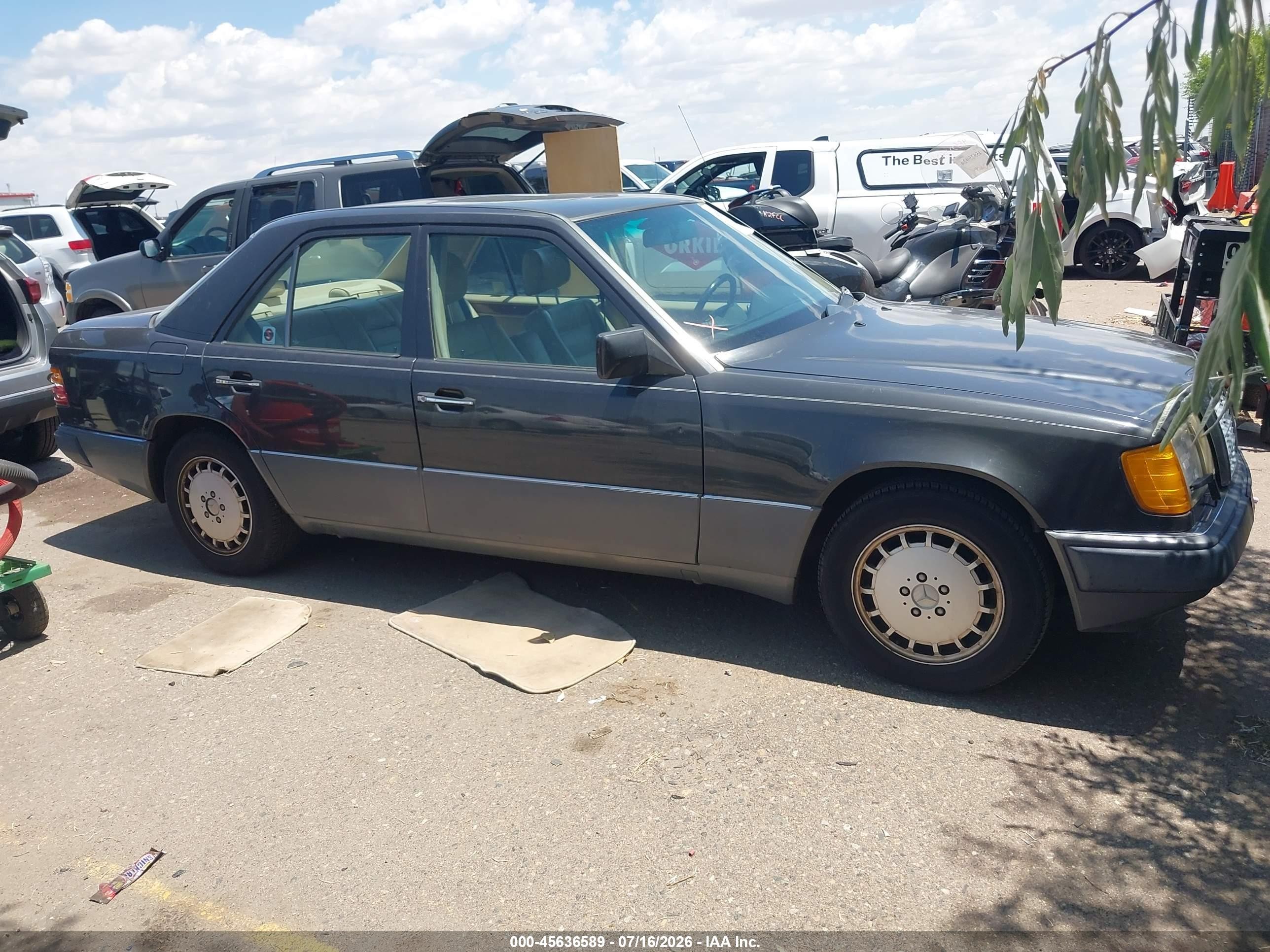 1992 Mercedes-Benz 300, VIN WDBEA30E6NB613038 — Normal wear
