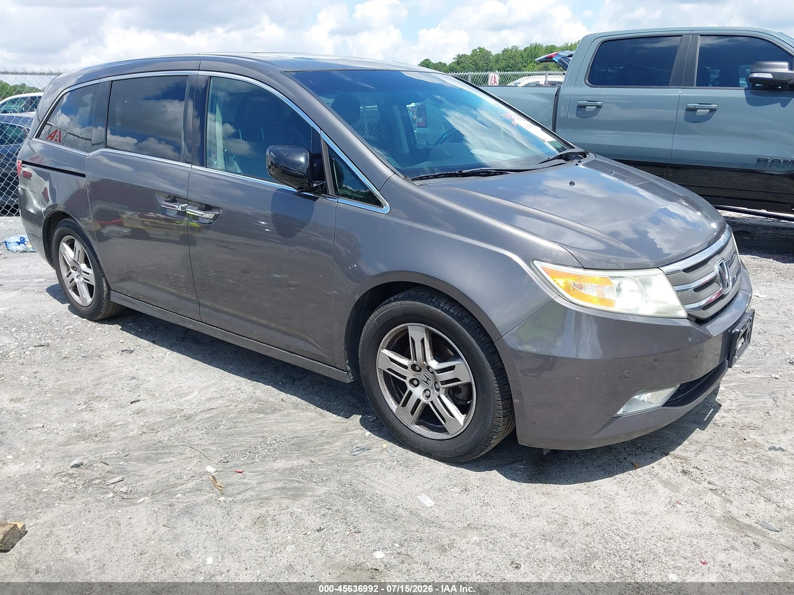 2011 Honda Odyssey Touring, VIN 5FNRL5H9XBB031923 — Rear end