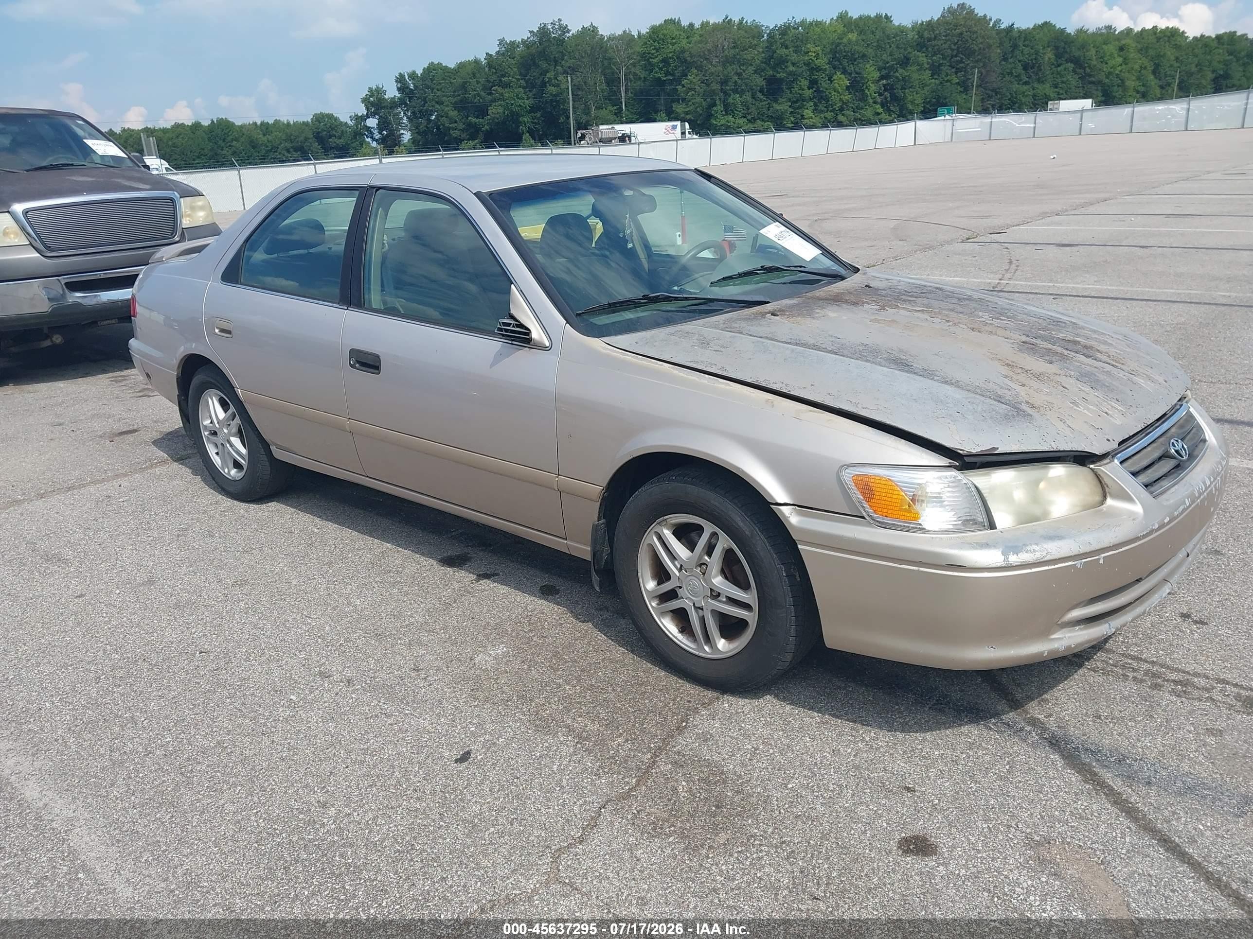 2001 Toyota Camry LE, VIN 4T1BG22K11U093941 — Front end