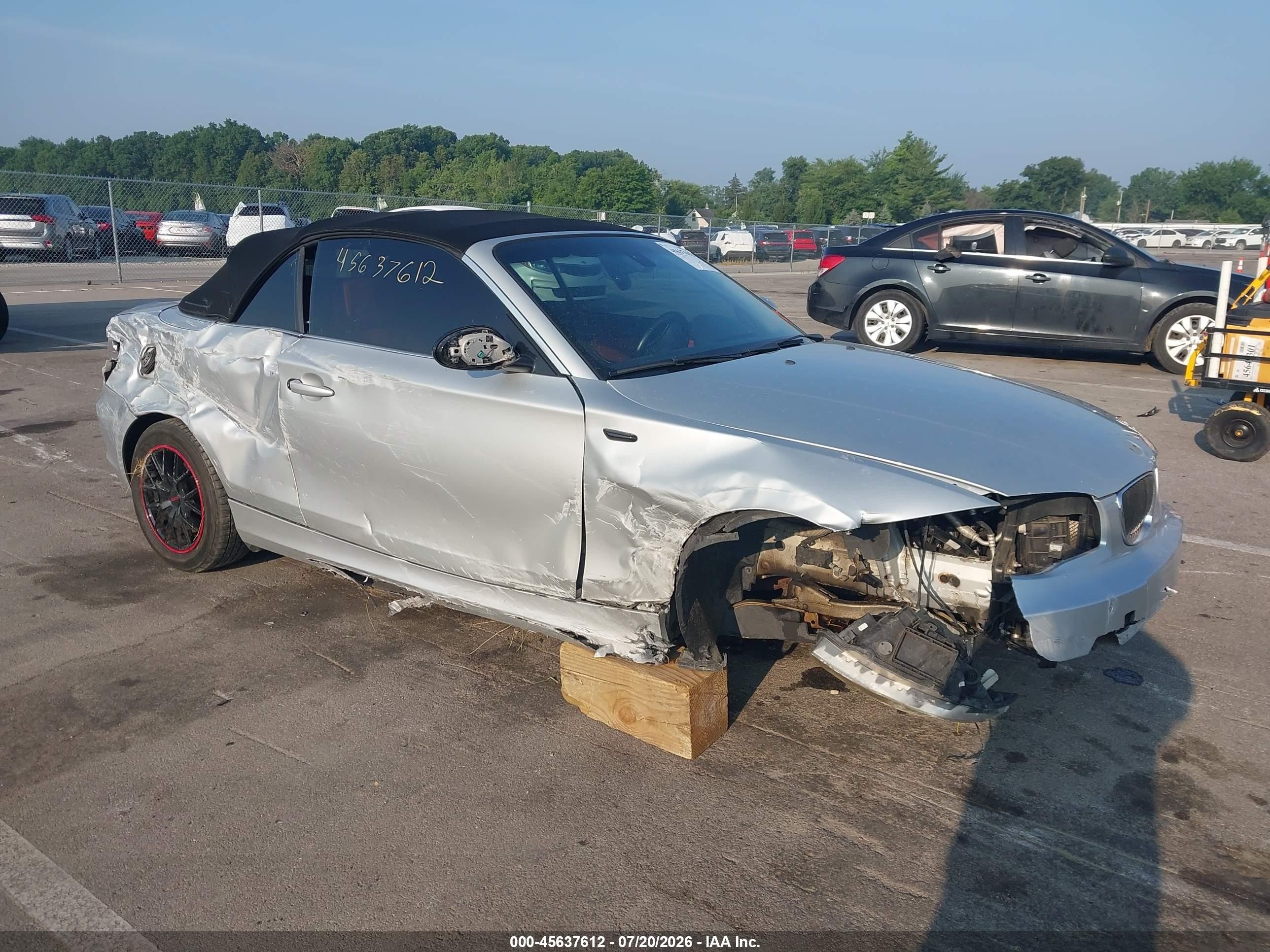 2009 BMW 1 Series 128i, VIN WBAUL73569VJ74984 — Side