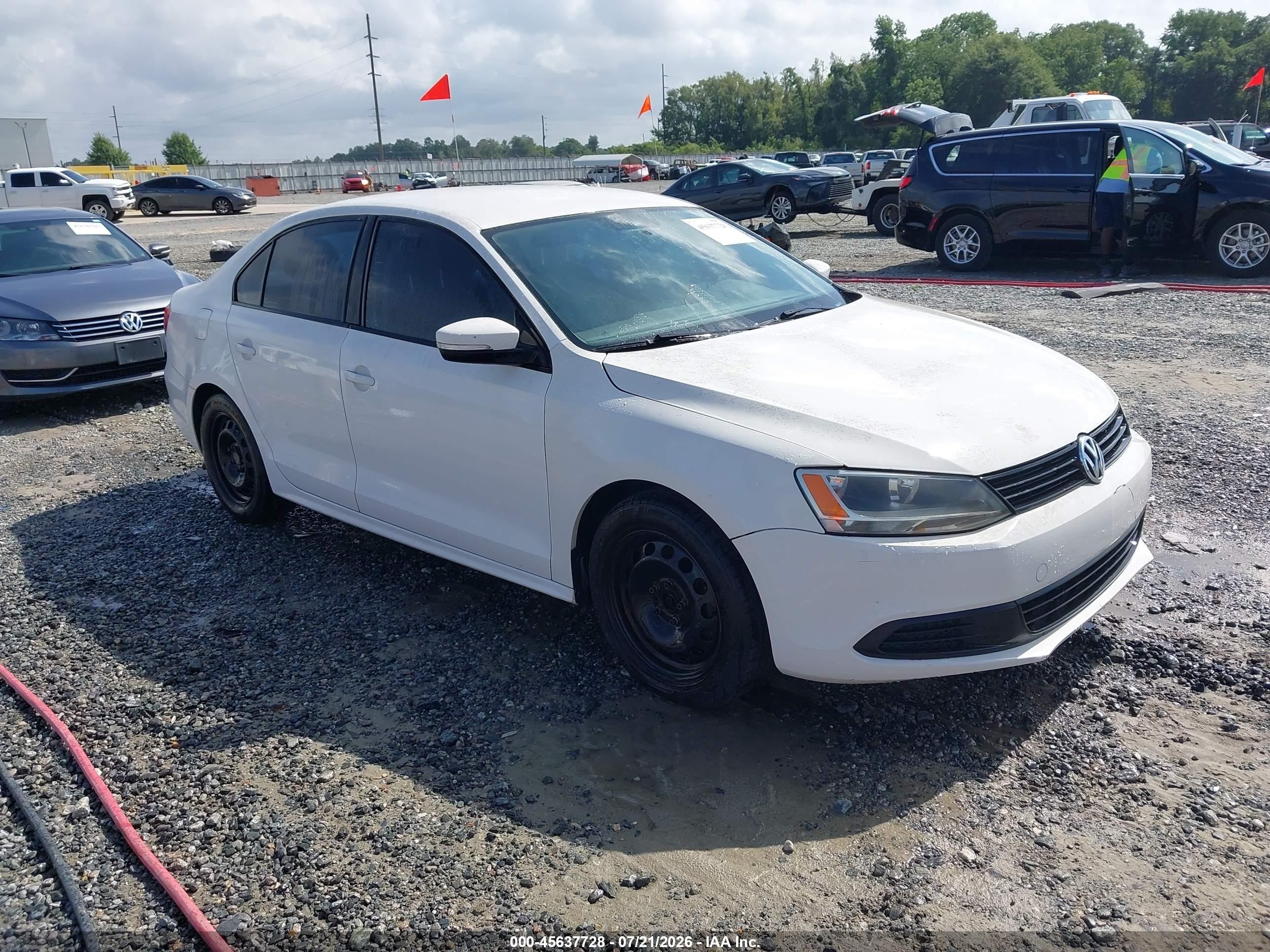 2011 Volkswagen Jetta SE, VIN 3VWDX7AJ5BM371018 — Normal wear