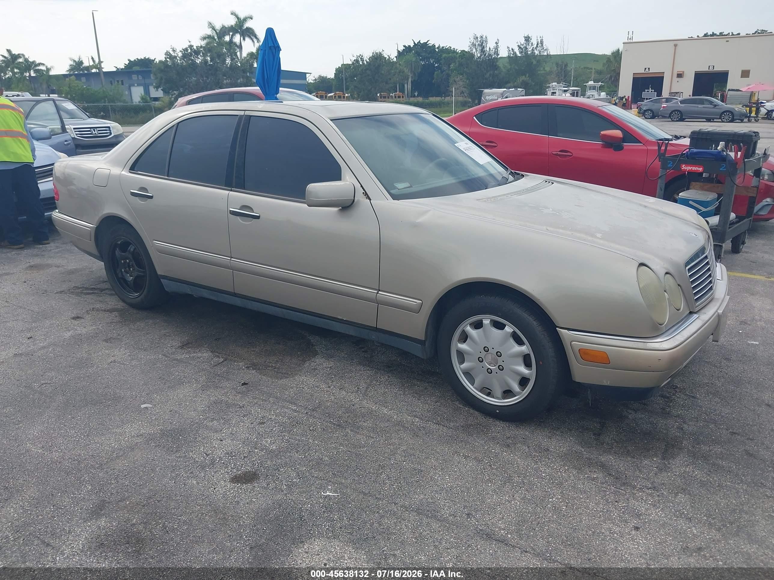 1999 Mercedes-Benz E 320, VIN WDBJF65H9XA930518 — Front end