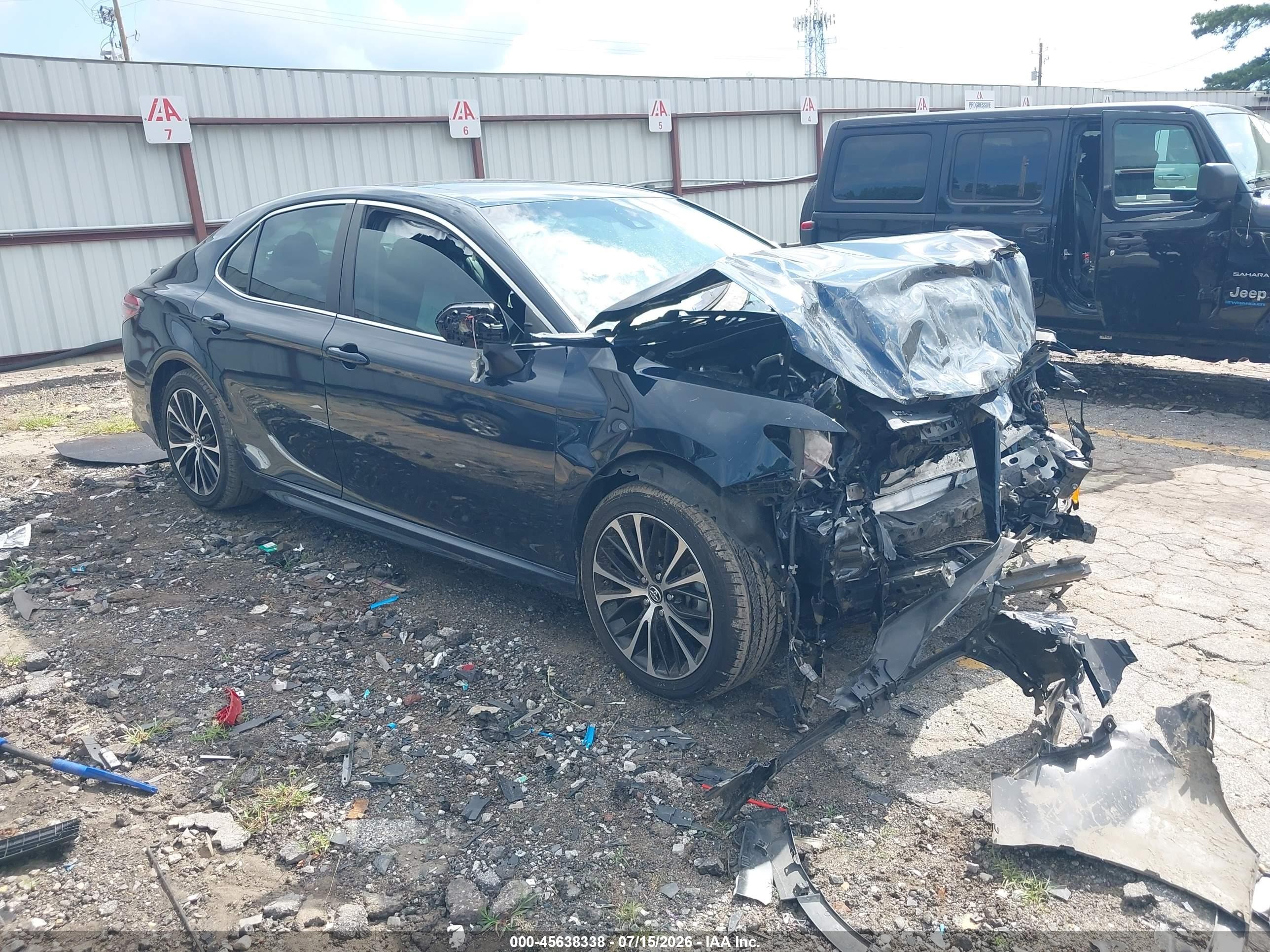 2018 Toyota Camry LE, VIN 4T1B11HK8JU518588 — Перед