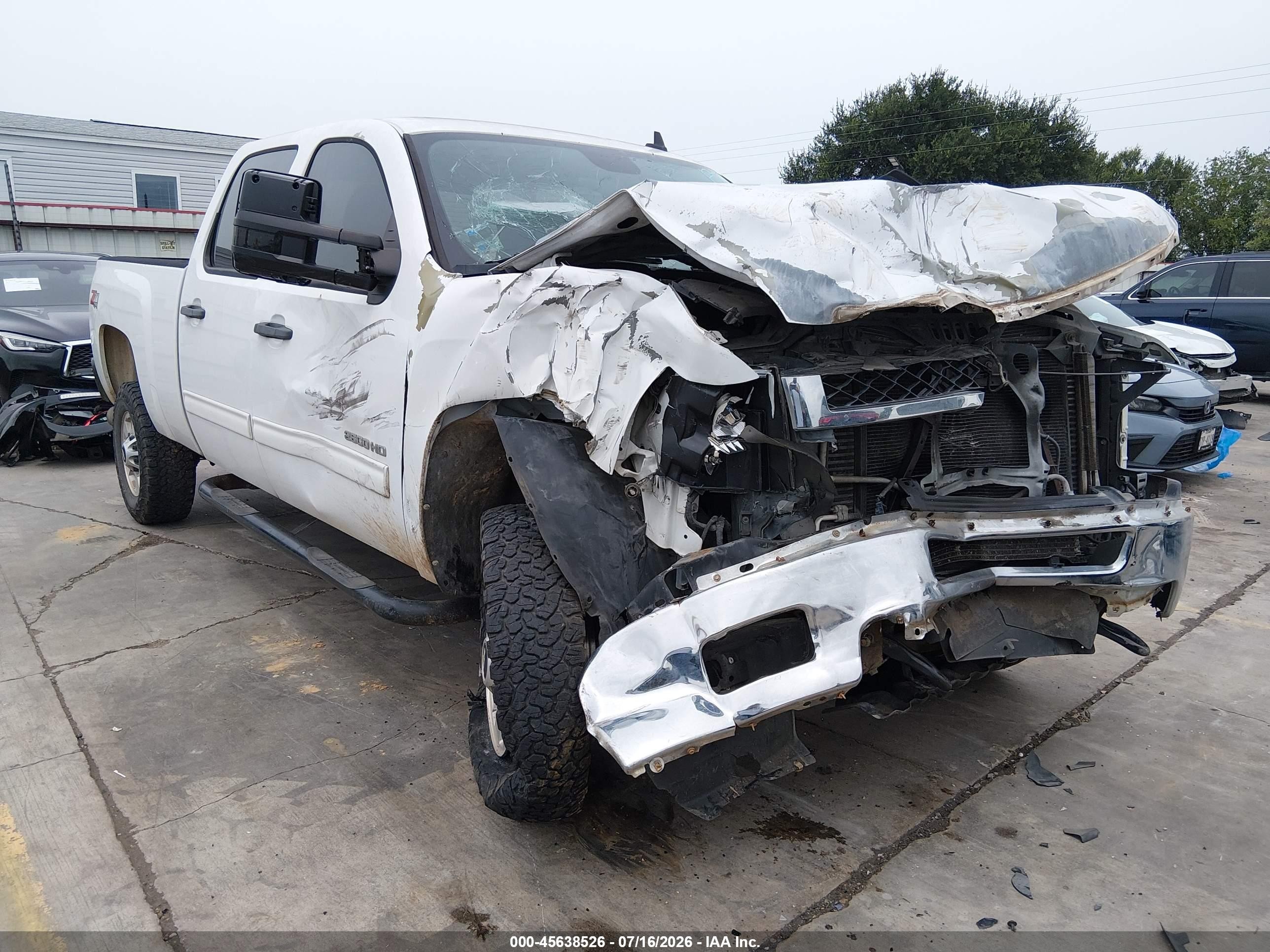 2014 Chevrolet Silverado 2500HD LT, VIN 1GC1KXC83EF133980 — Front end