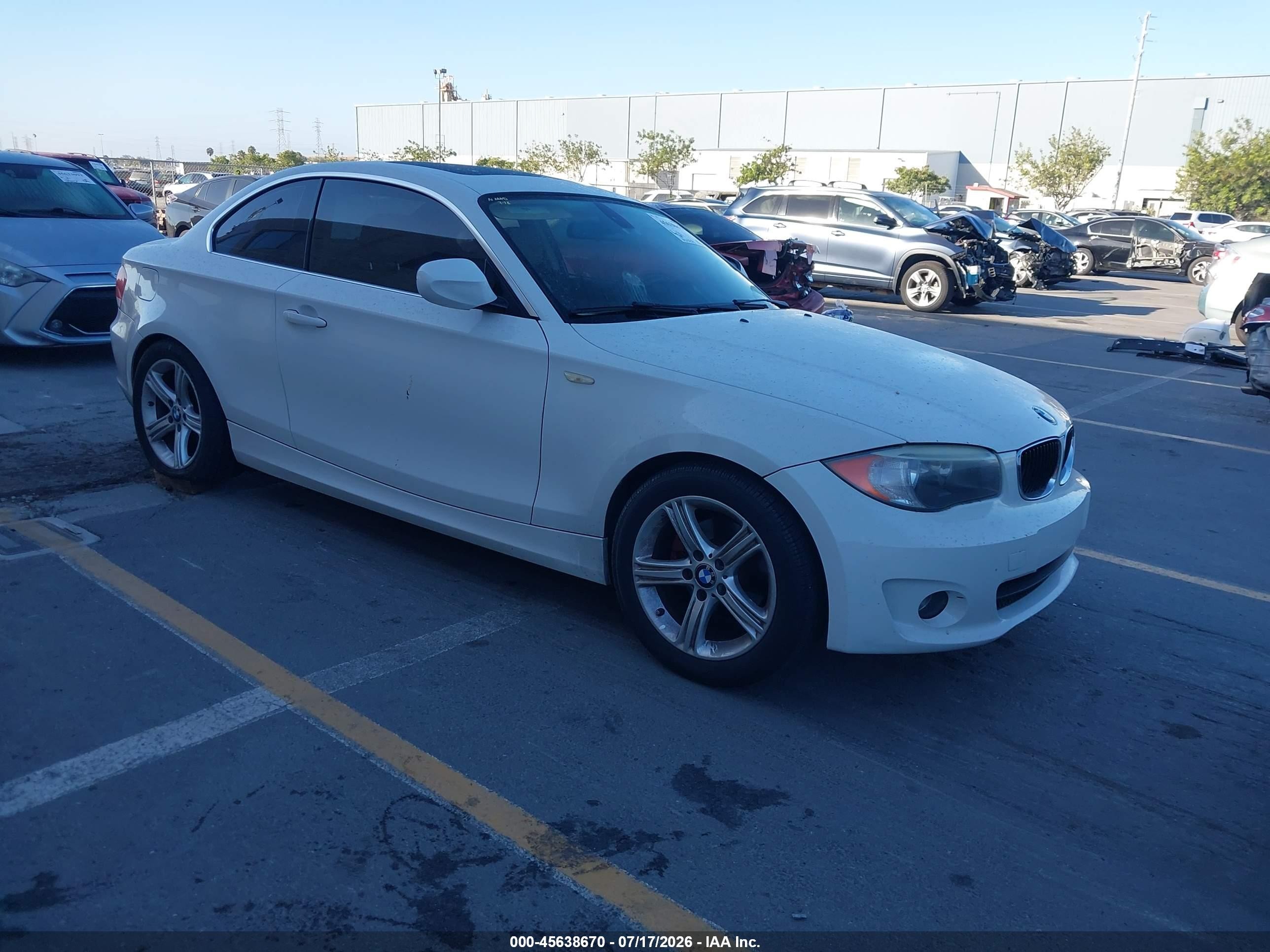 2013 BMW 1 Series 128i, VIN WBAUP7C56DVP24682 — Side