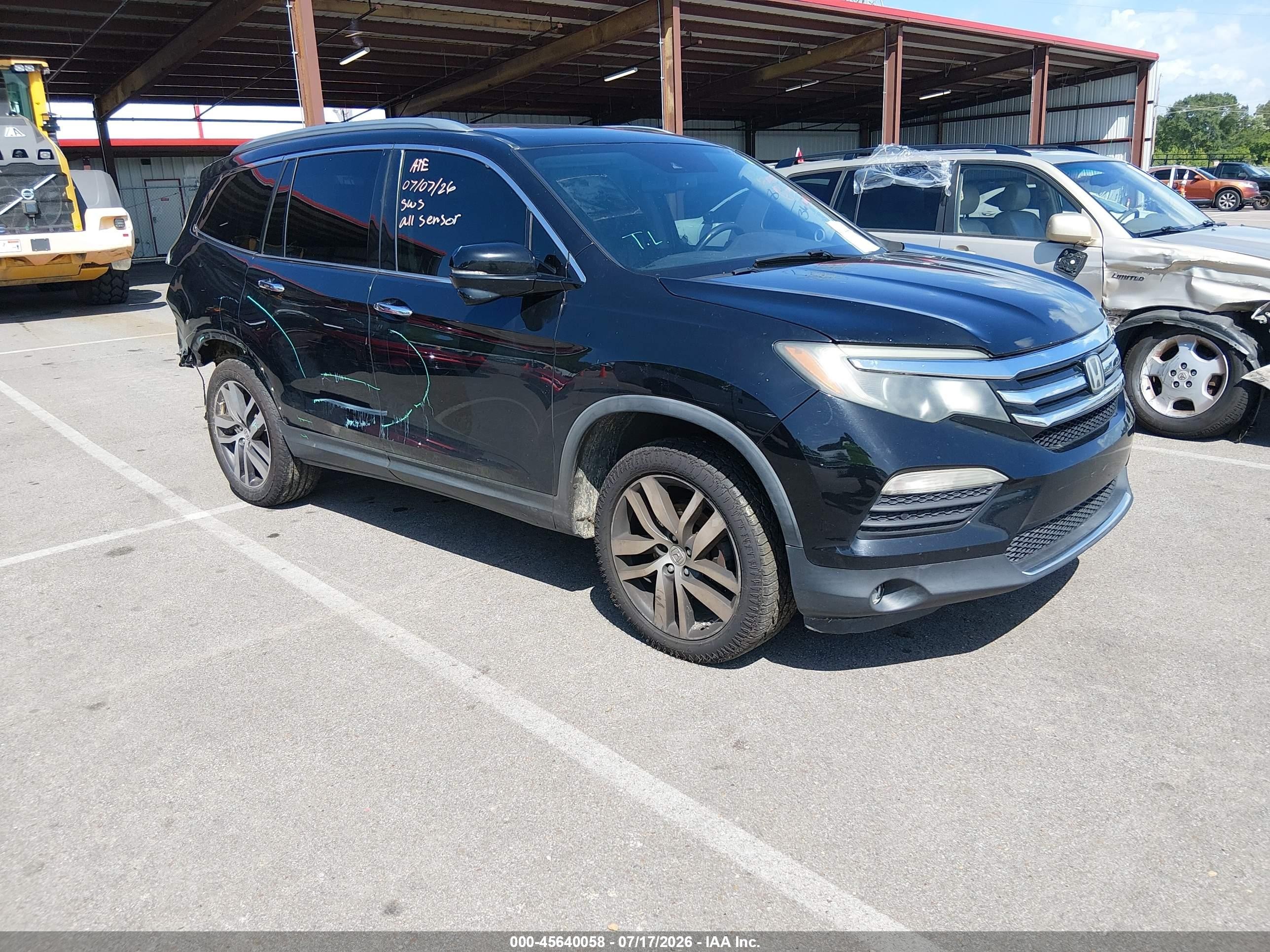 2017 Honda Pilot Touring, VIN 5FNYF5H91HB037119 — Зад