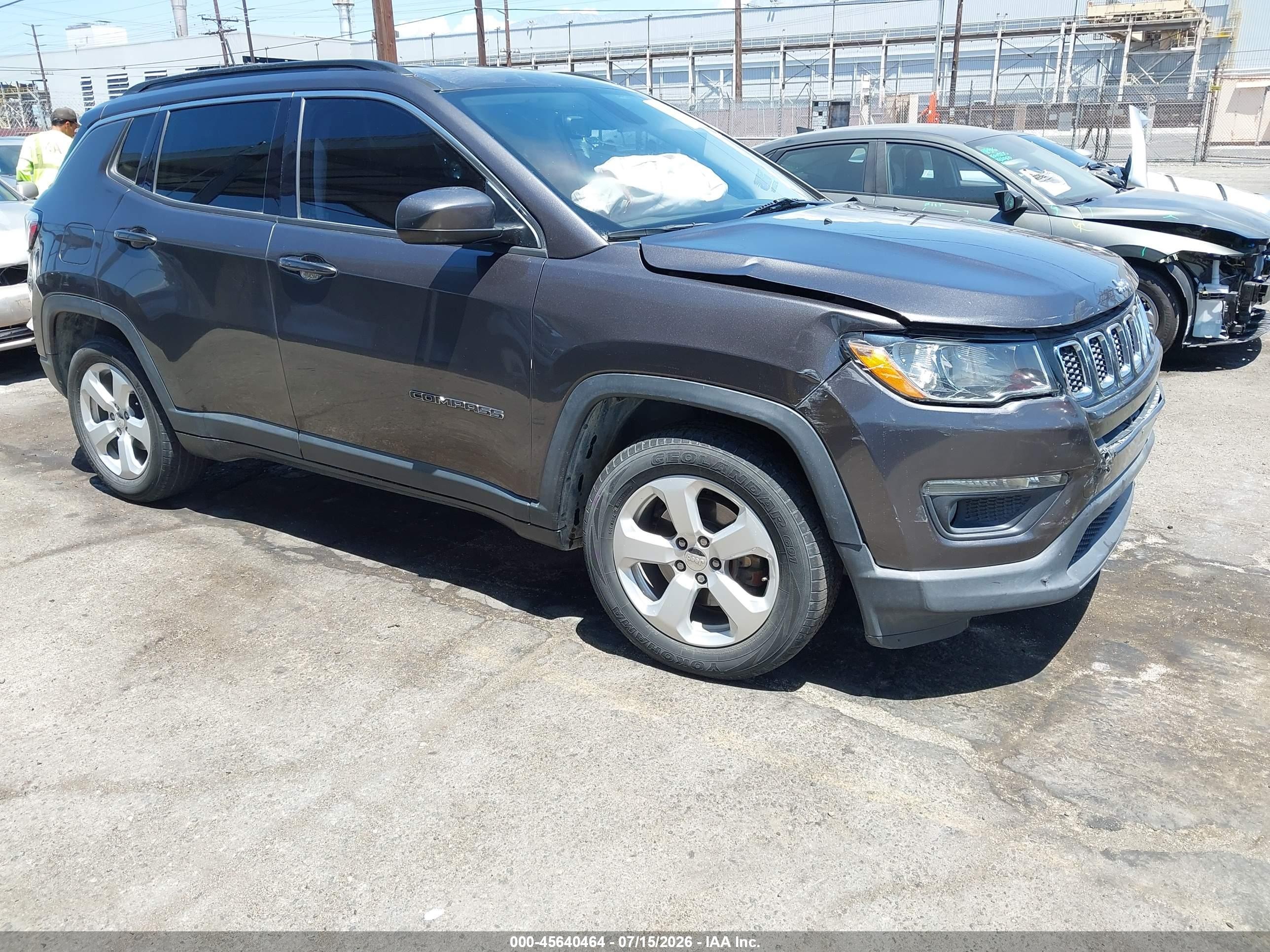 2020 Jeep Compass Latitude, VIN 3C4NJCBB2LT133711 — Front end