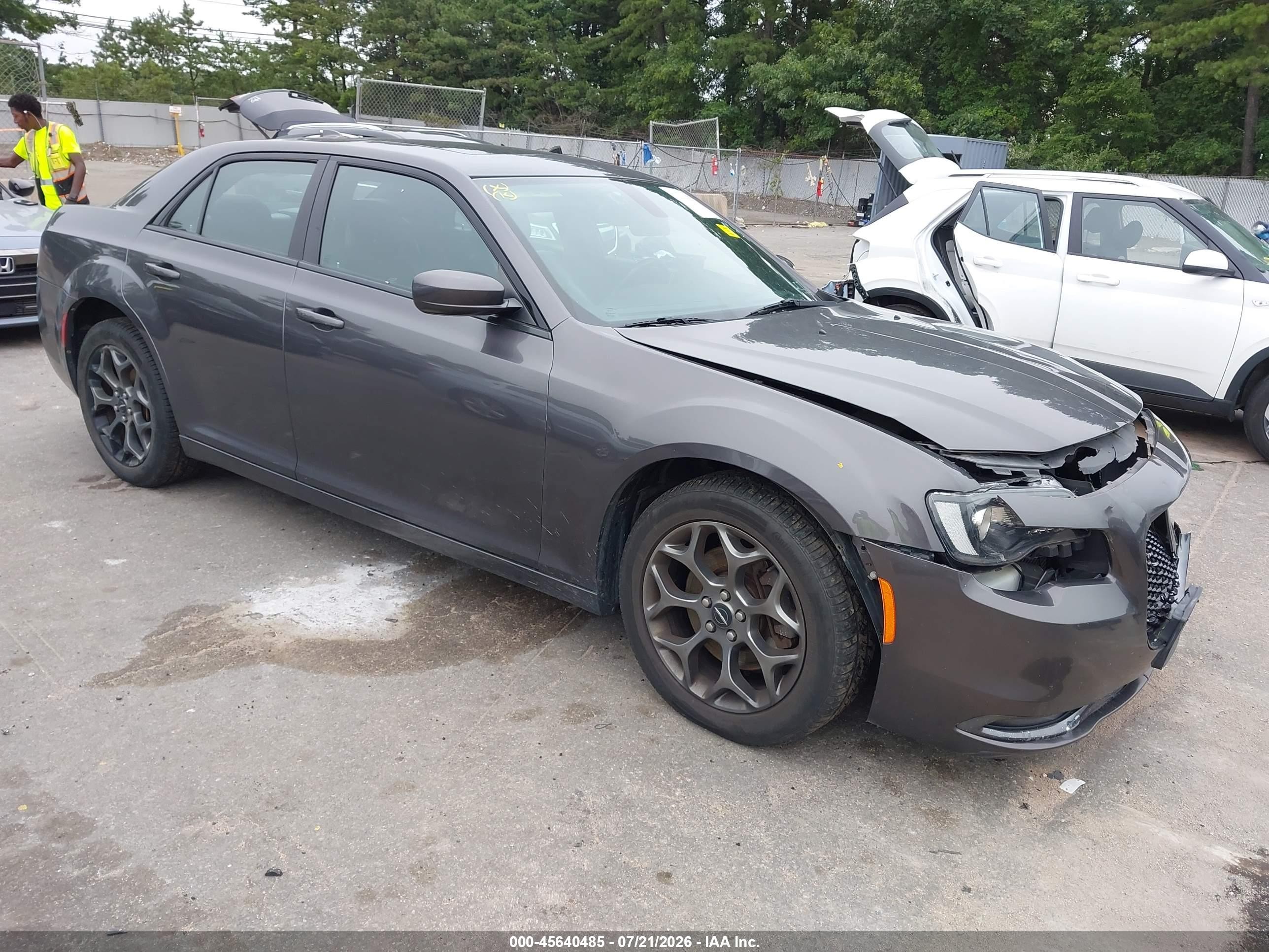 2015 Chrysler 300 S, VIN 2C3CCAGG4FH810740 — Перед