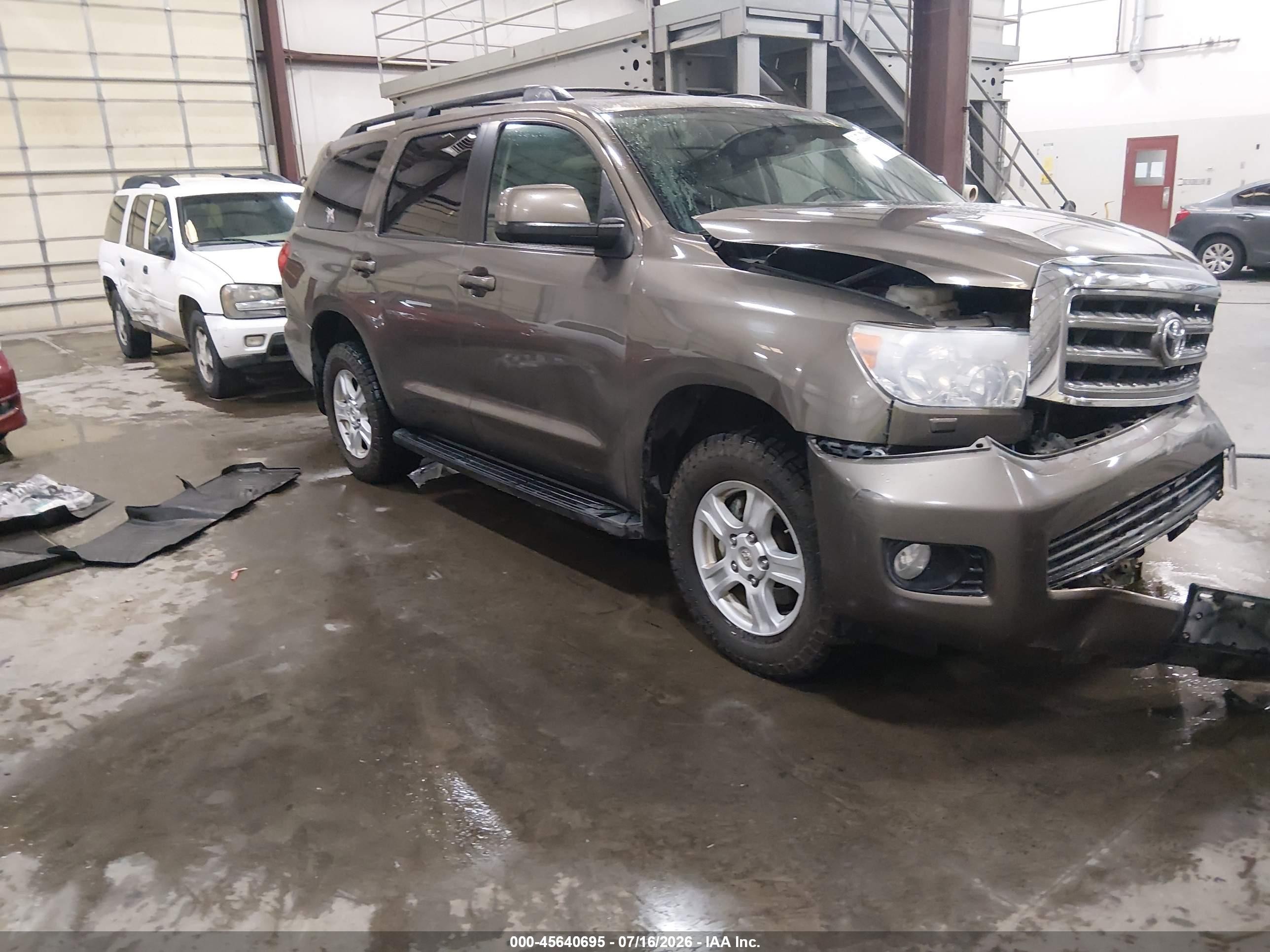 2012 Toyota Sequoia SR5, VIN 5TDBY5G1XCS059278 — Перед