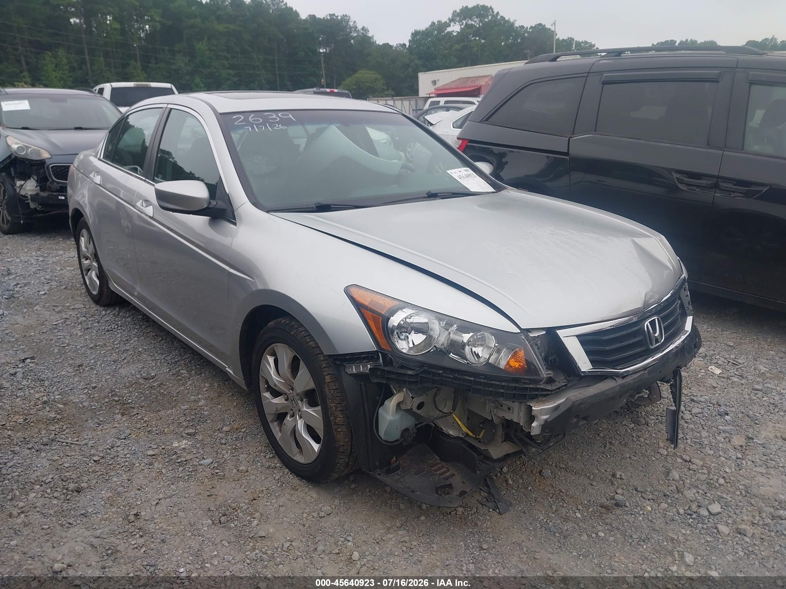 2008 Honda Accord EX, VIN 1HGCP26758A022639 — Перед
