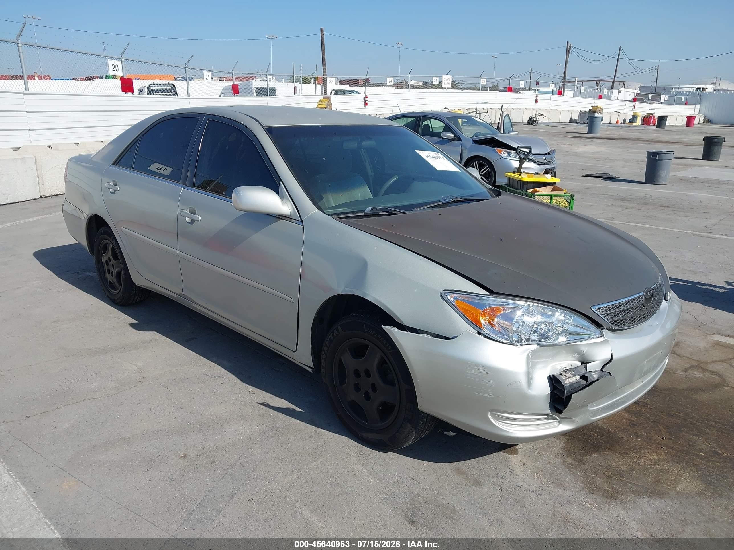 2004 Toyota Camry LE, VIN 4T1BE32K04U893629 — Перед