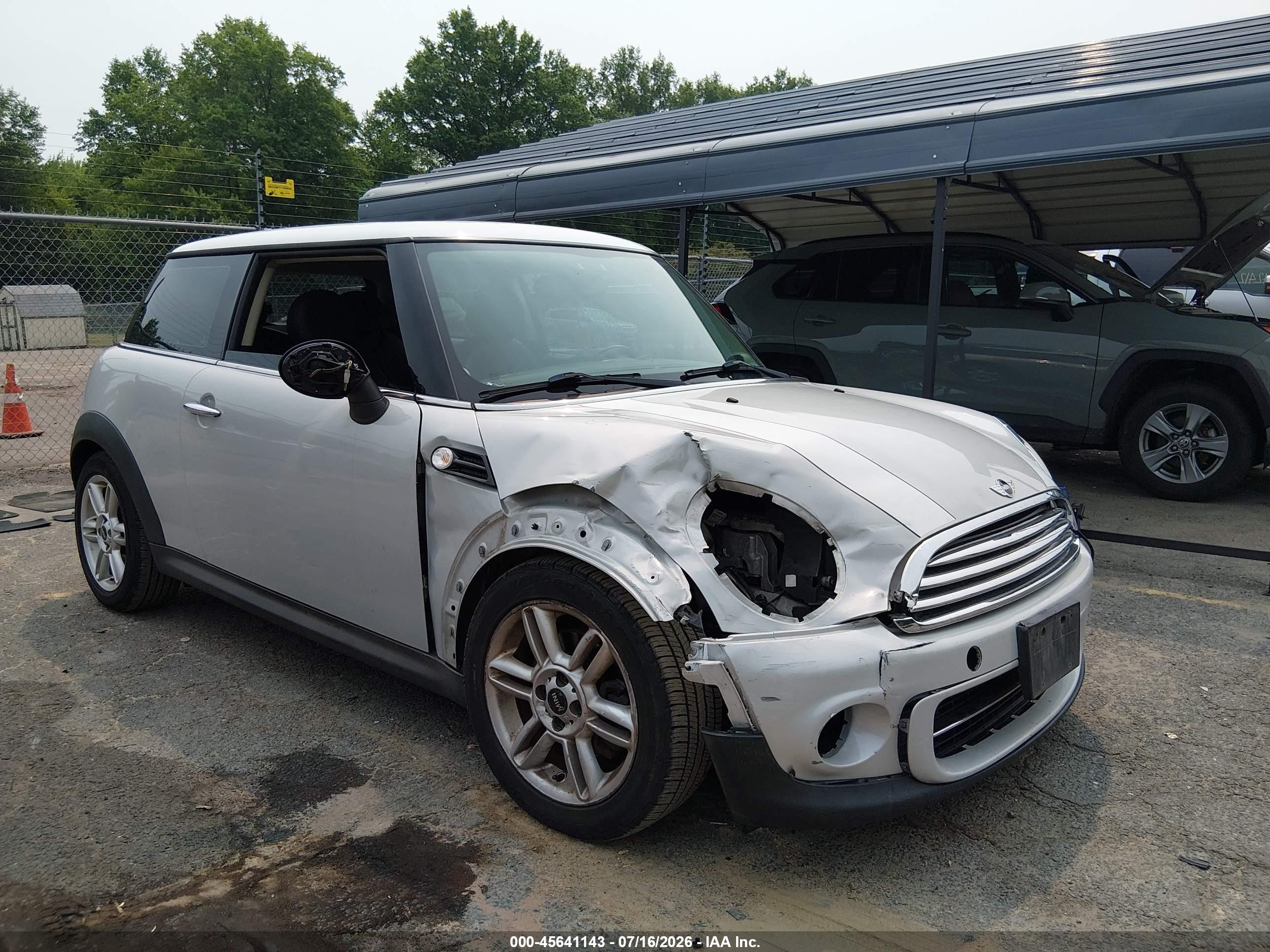 2011 MINI Hardtop, VIN WMWSU3C57BT091174 — Front end