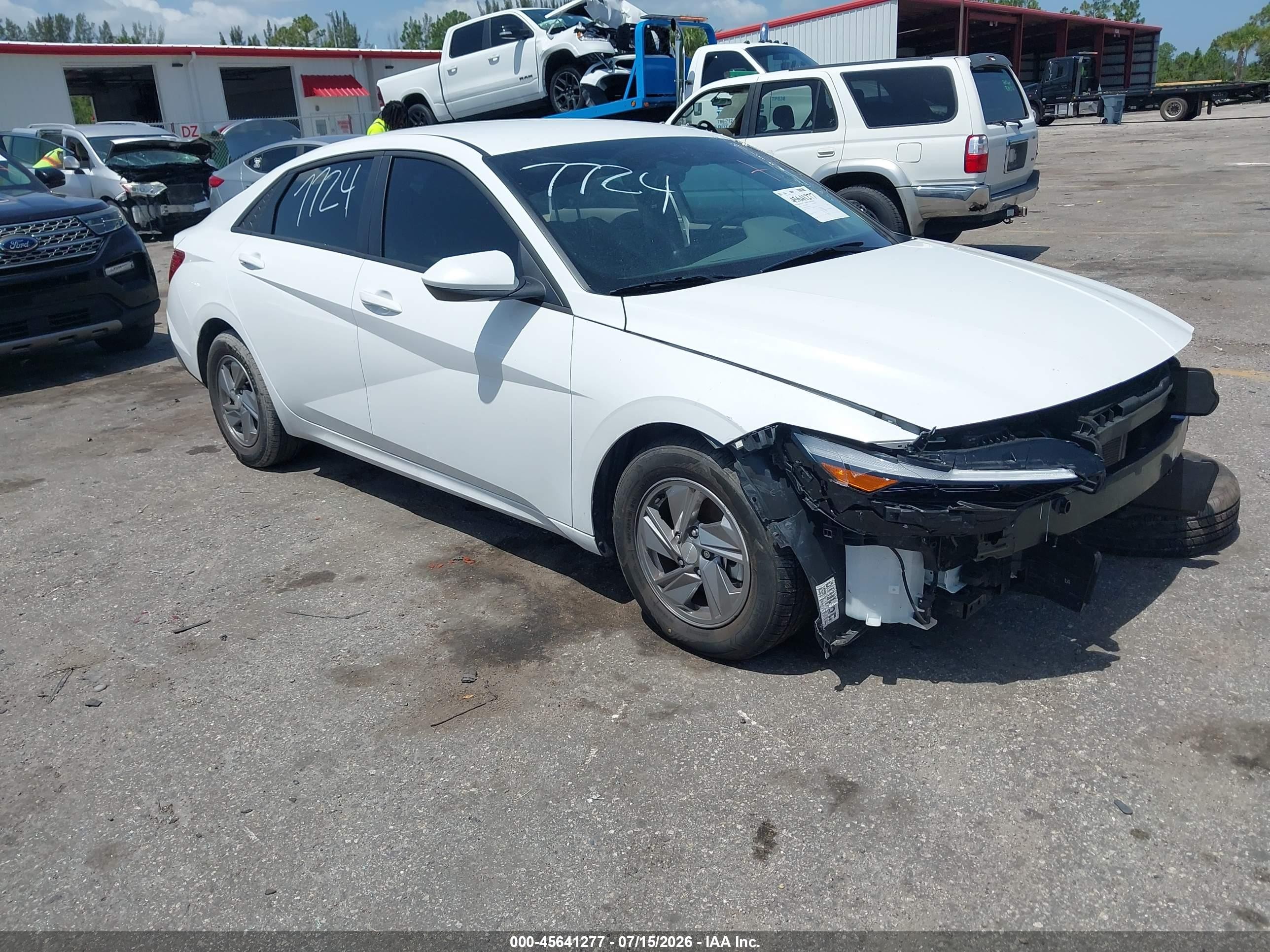 2025 Hyundai Elantra SE, VIN KMHLL4DG5SU947724 — Front end