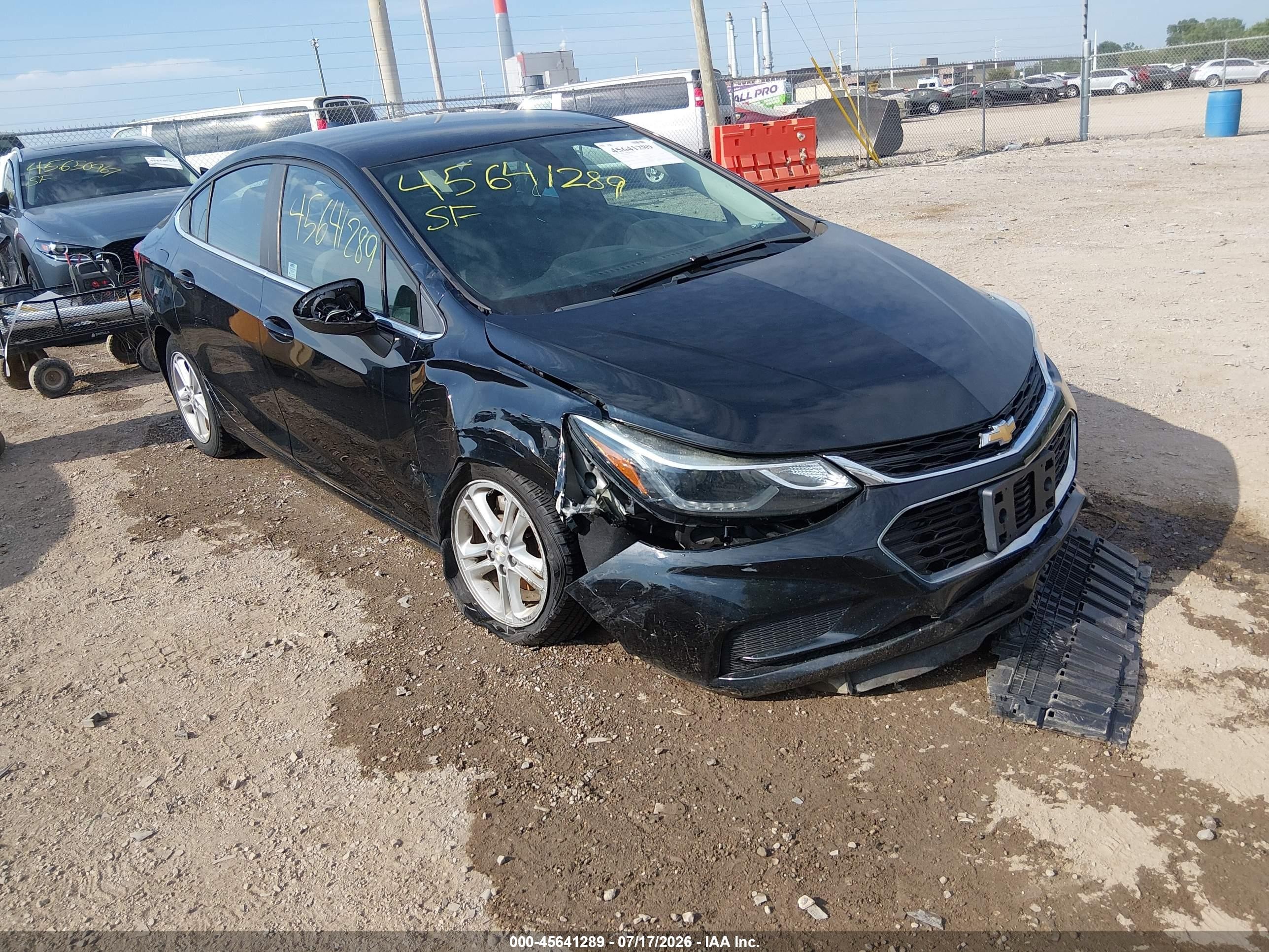 2017 Chevrolet Cruze LT, VIN 1G1BE5SM5H7271848 — Перед