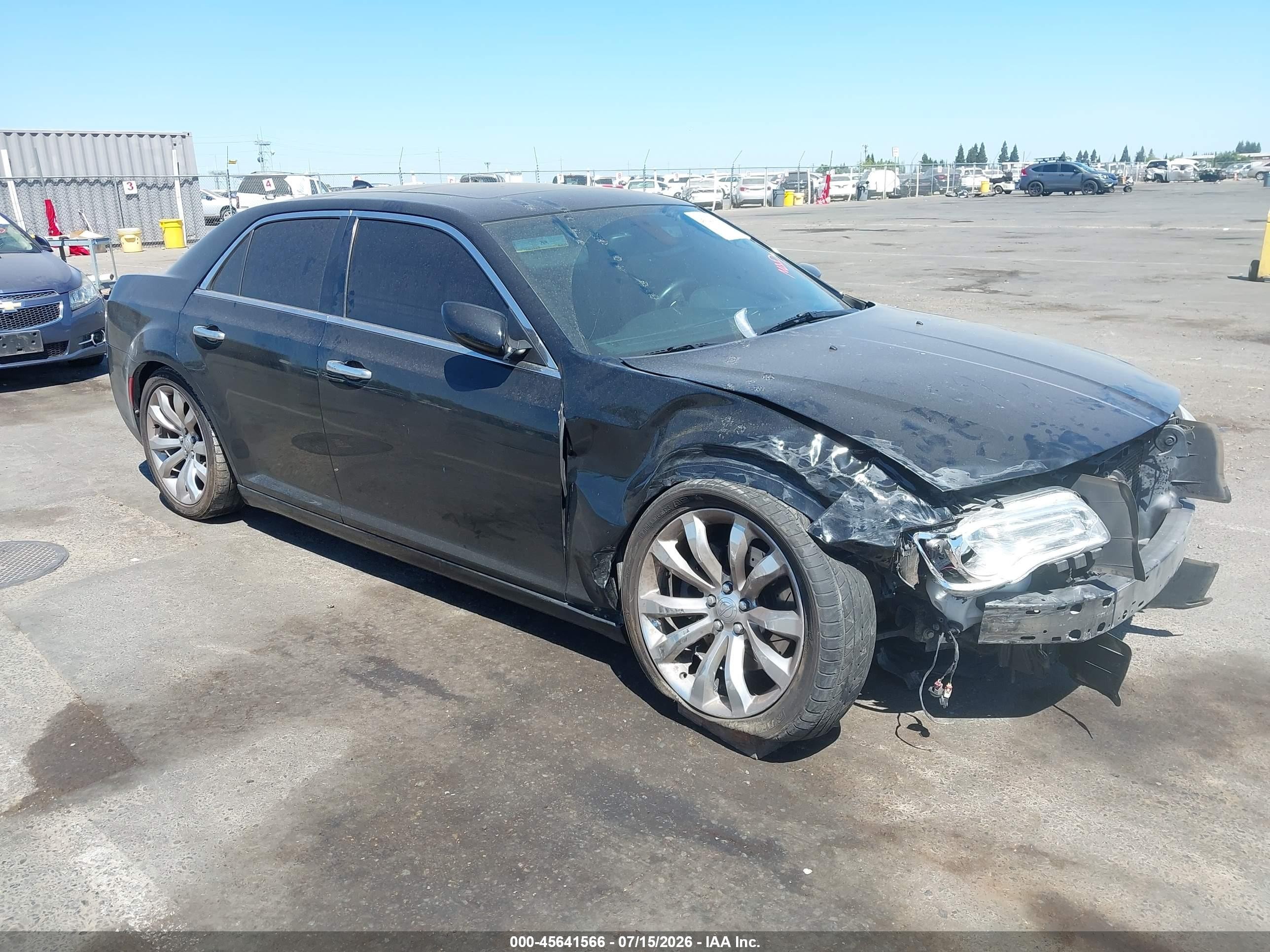 2015 Chrysler 300 C Platinum, VIN 2C3CCAPT5FH743627 — Перед