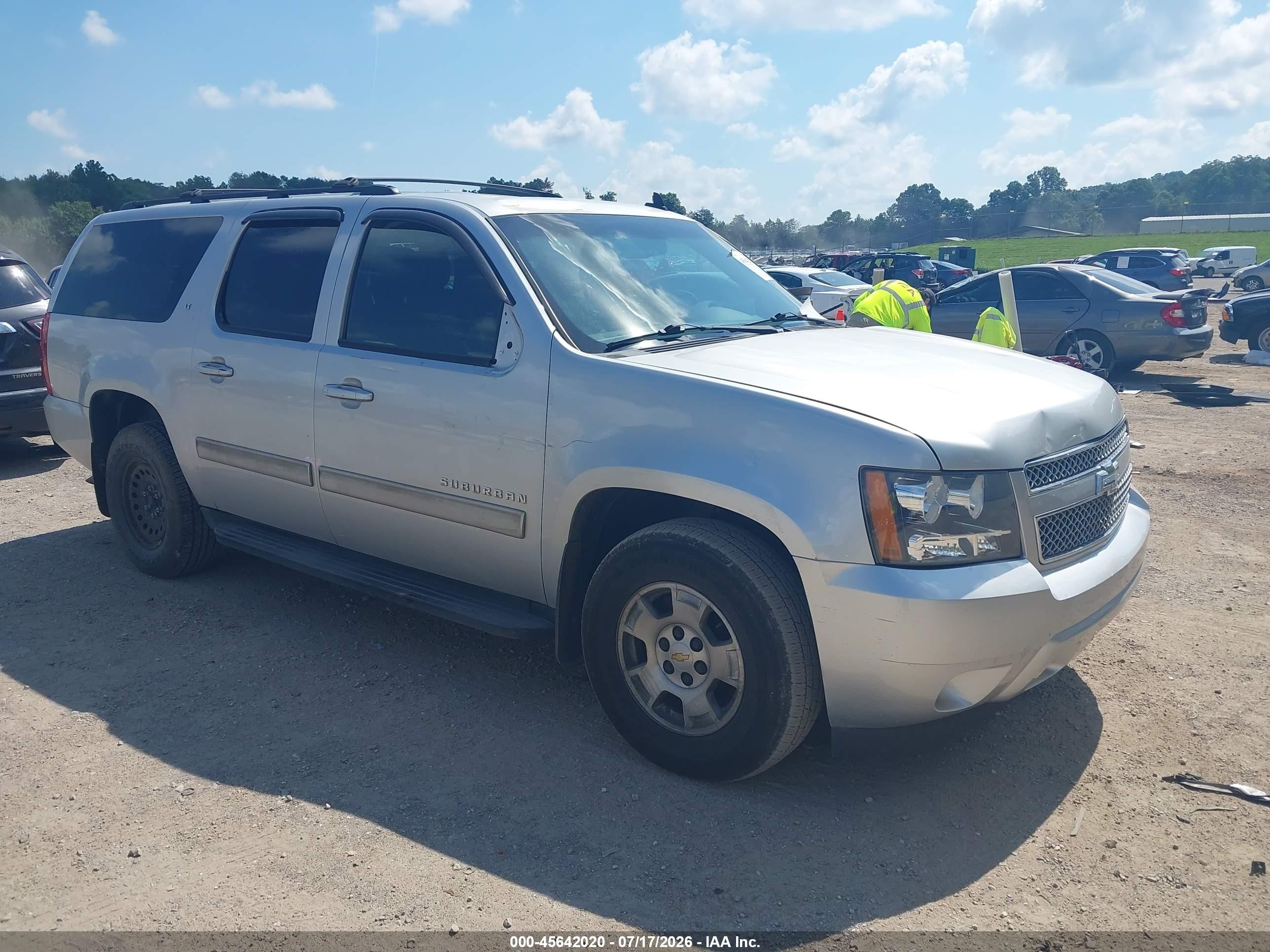 2014 Chevrolet Suburban LT, VIN 1GNSCJE04ER114334 — Side