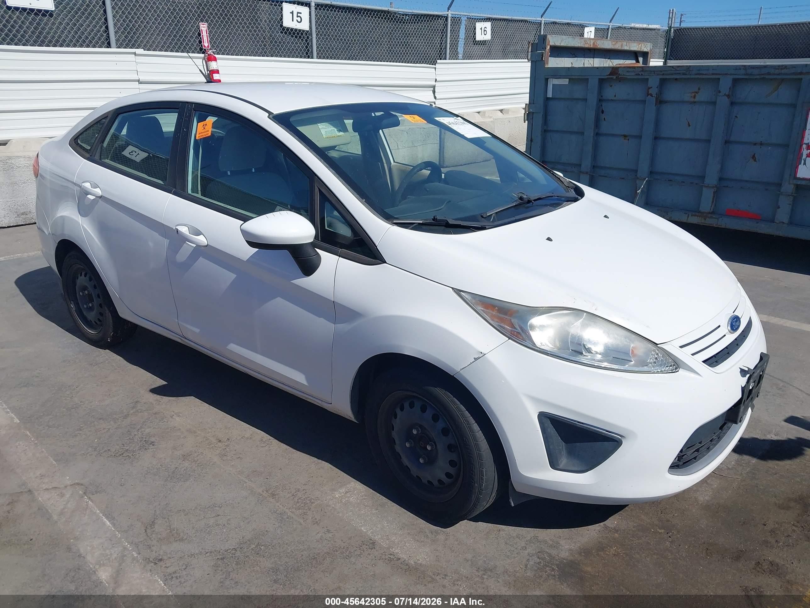 2011 Ford Fiesta S, VIN 3FADP4AJ1BM109021 — Front end