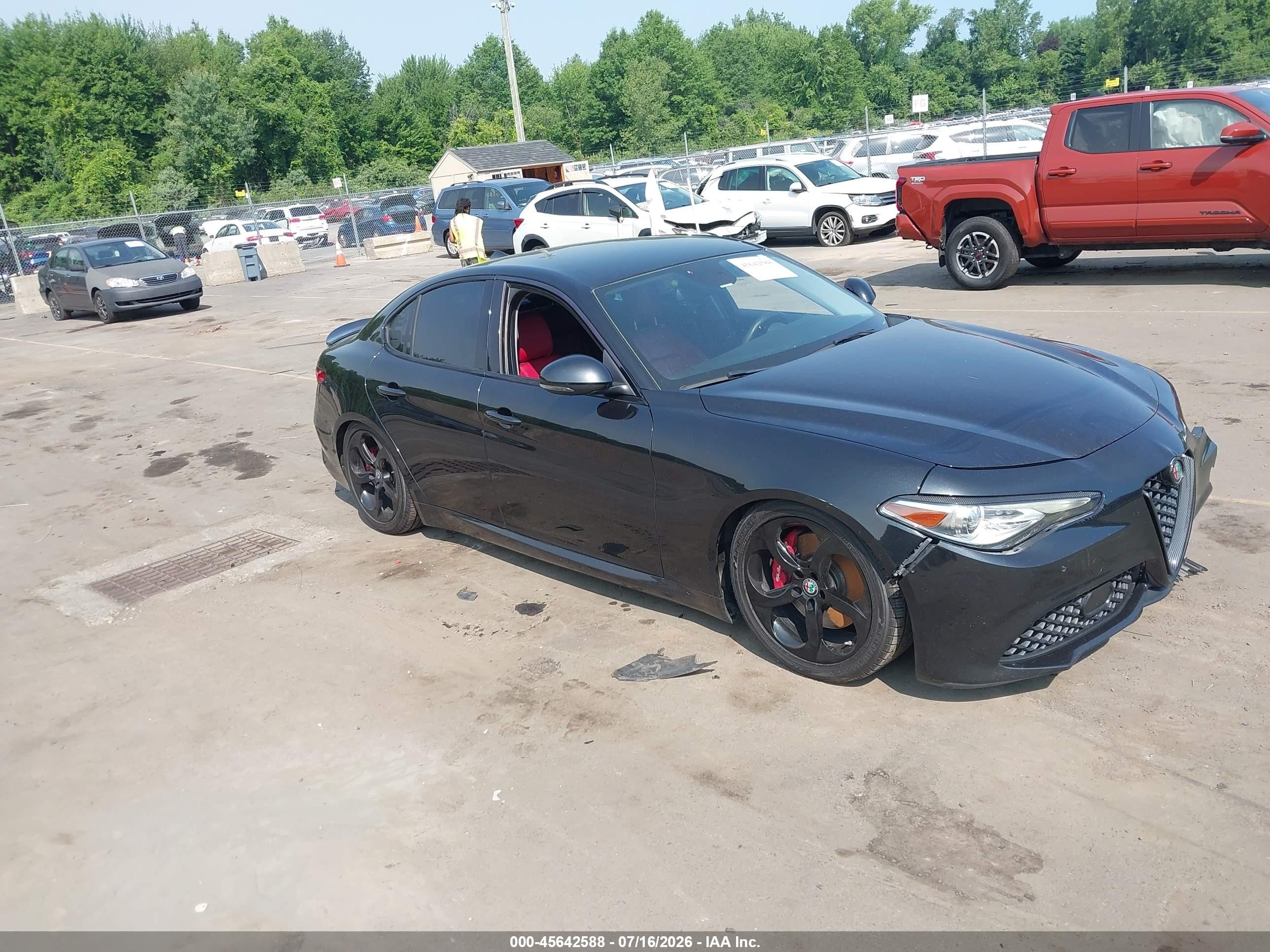 2017 Alfa Romeo Giulia, VIN ZARFAEBNXH7531700 — Front end