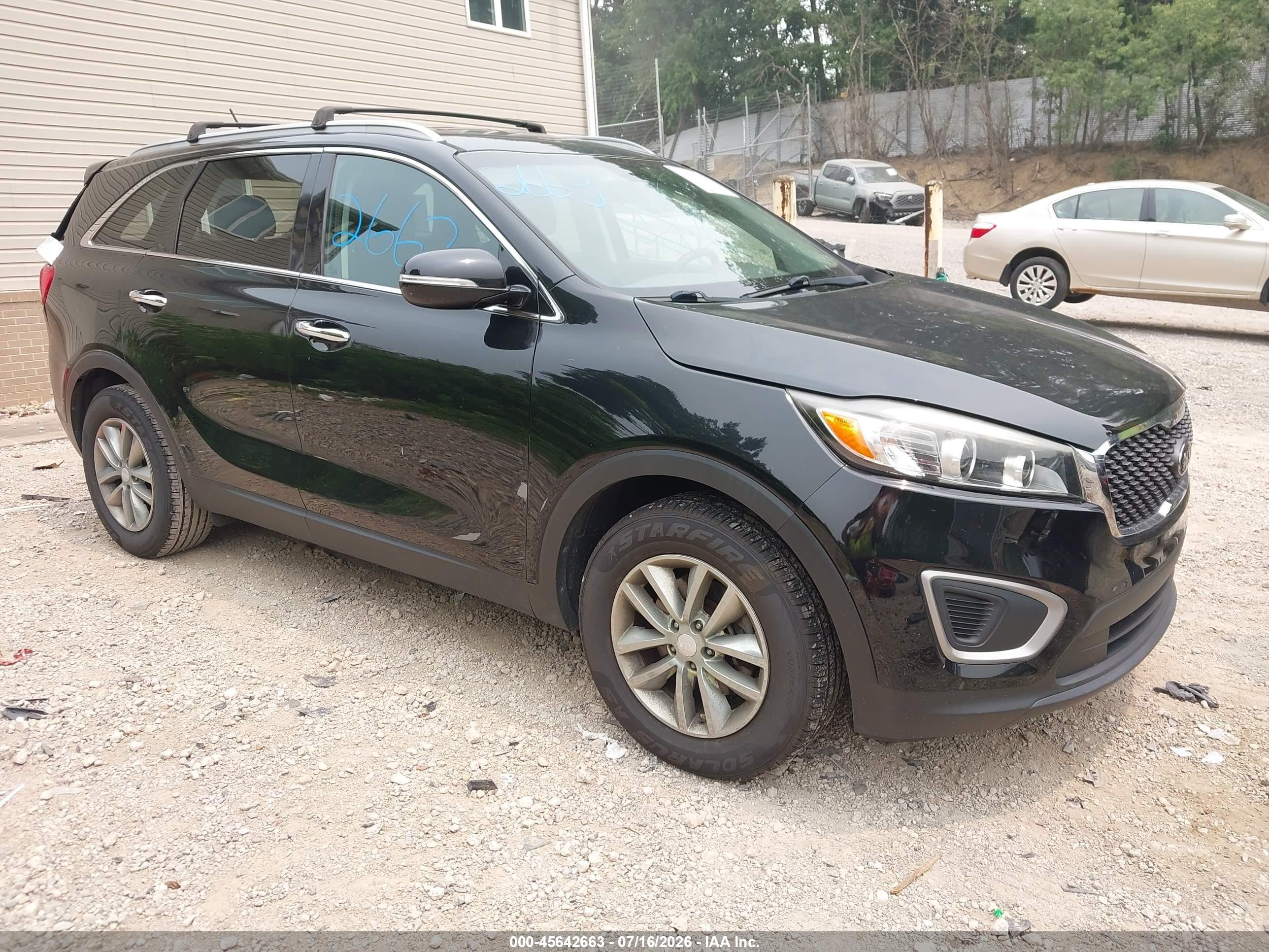 2017 Kia Sorento LX, VIN 5XYPG4A39HG206109 — Зад