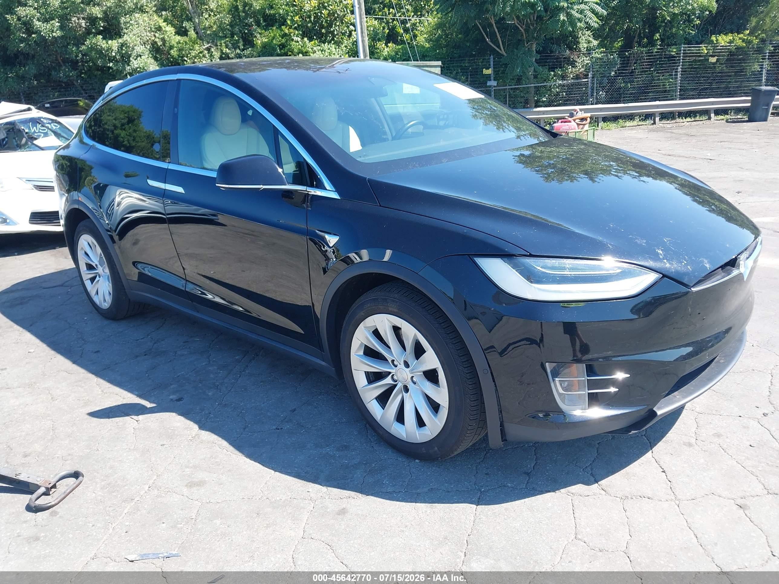 2020 Tesla Model X Long Range, VIN 5YJXCAE2XLF300897 — Front end