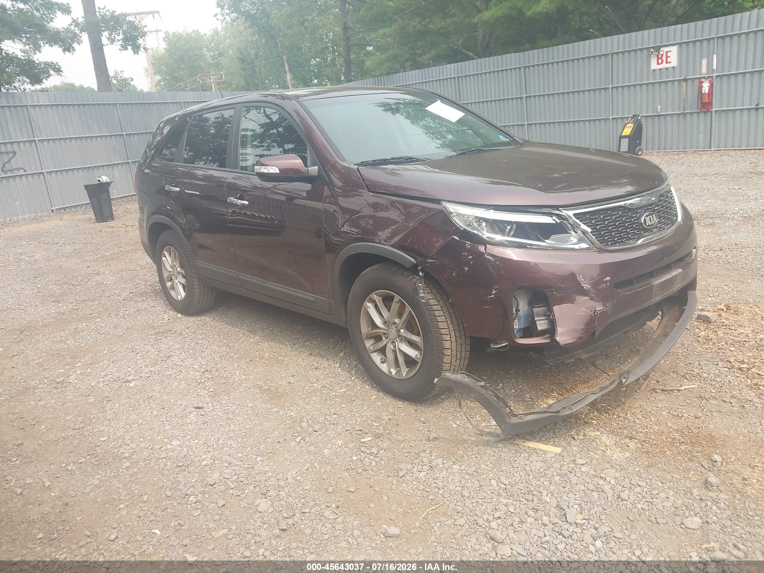 2015 Kia Sorento LX, VIN 5XYKT3A68FG646930 — Перед