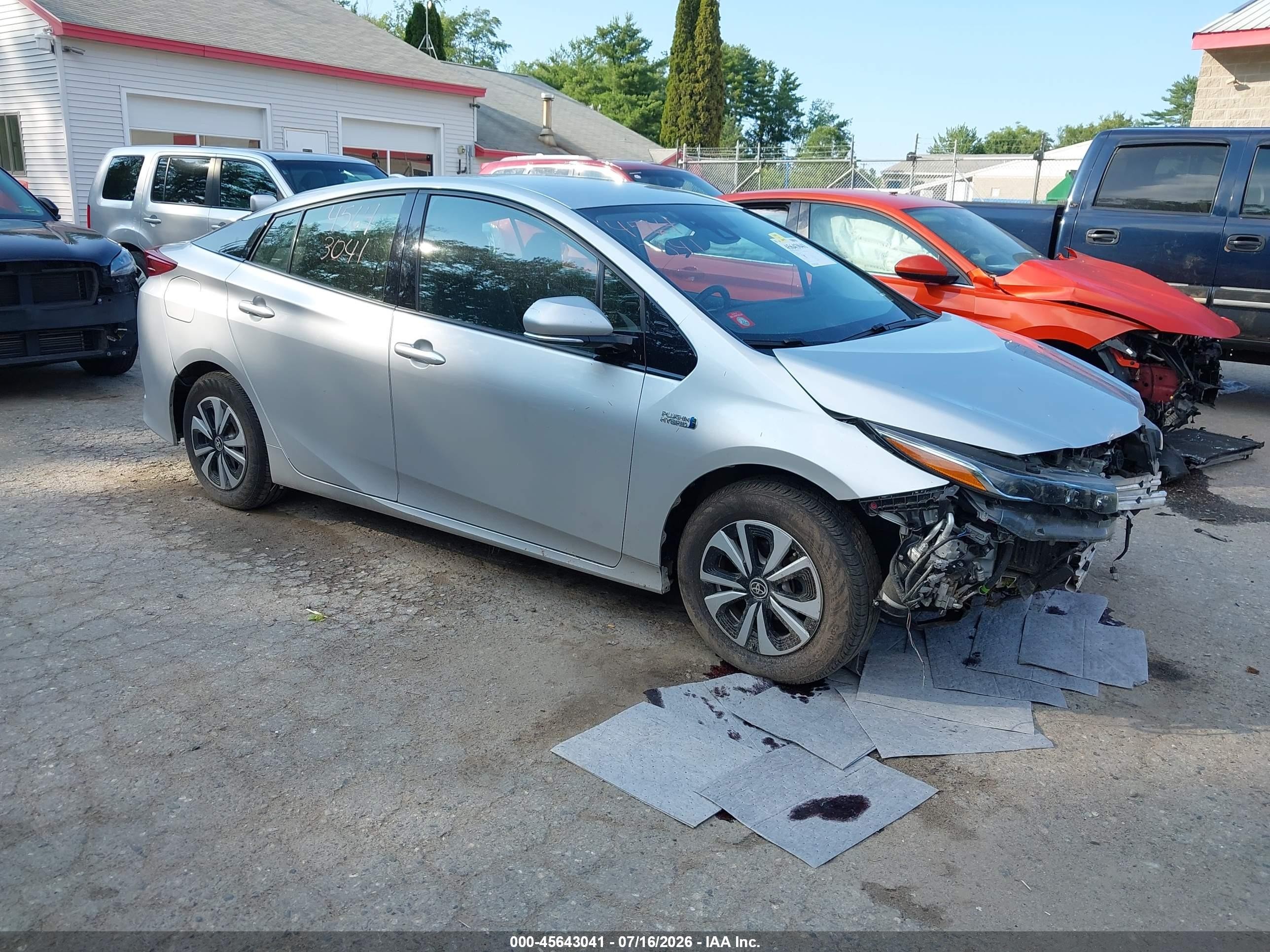 2018 Toyota Prius Advanced, VIN JTDKARFP3J3096379 — Front end