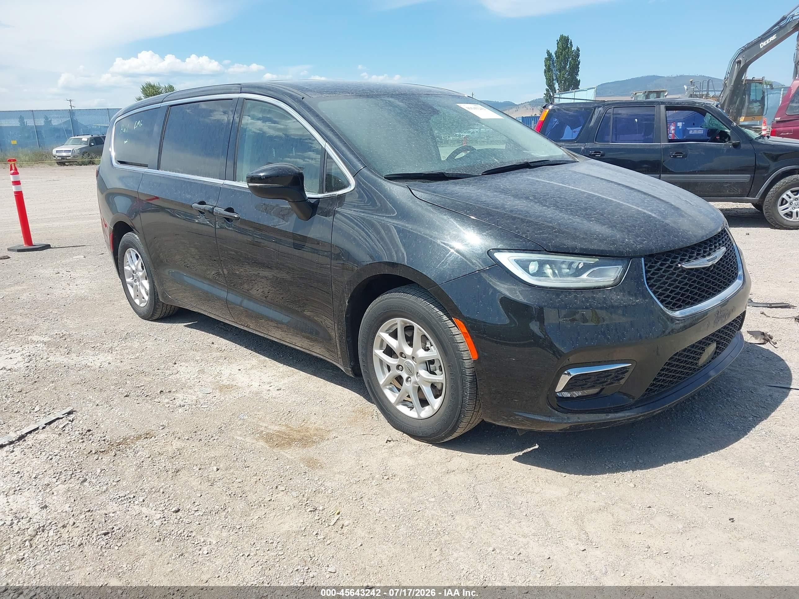 2023 Chrysler Pacifica Touring L, VIN 2C4RC1BG7PR616258 — Град
