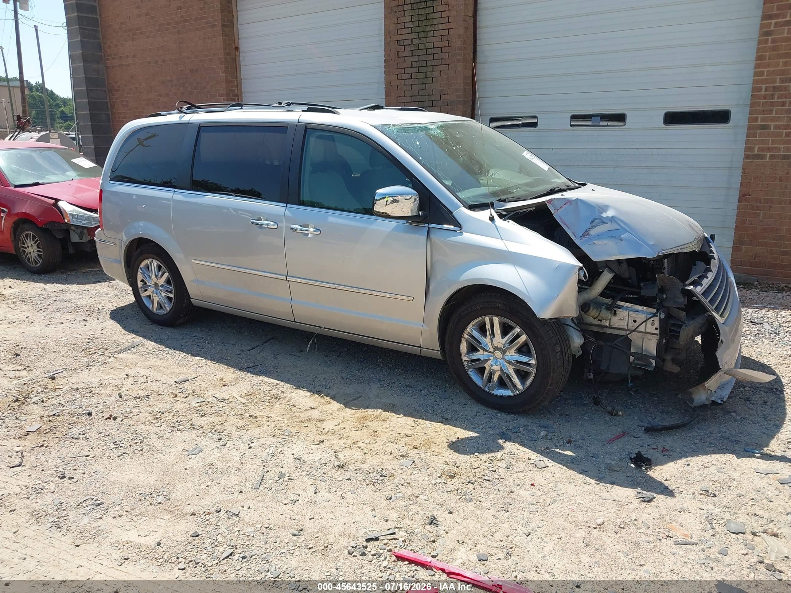 2008 Chrysler Town & Country Limited, VIN 2A8HR64X38R647151 — Front end