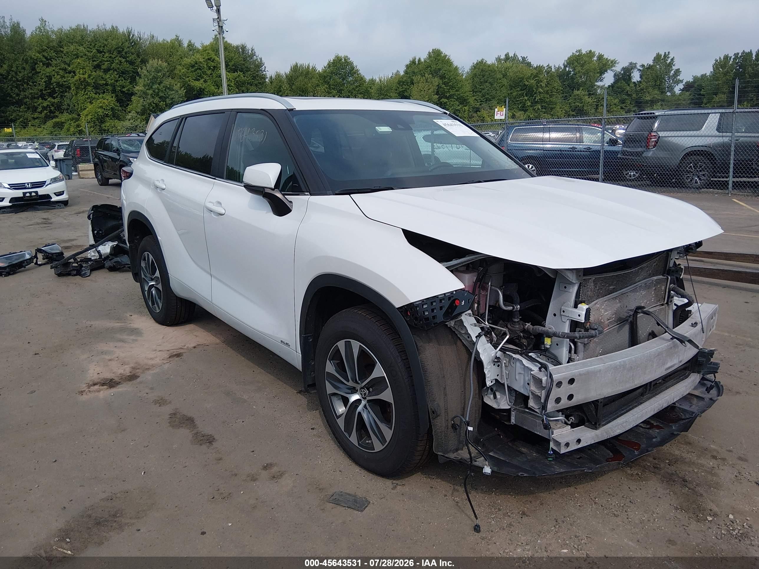 2024 Toyota Highlander Hybrid XLE, VIN 5TDKBRCH9RS143144 — Front end