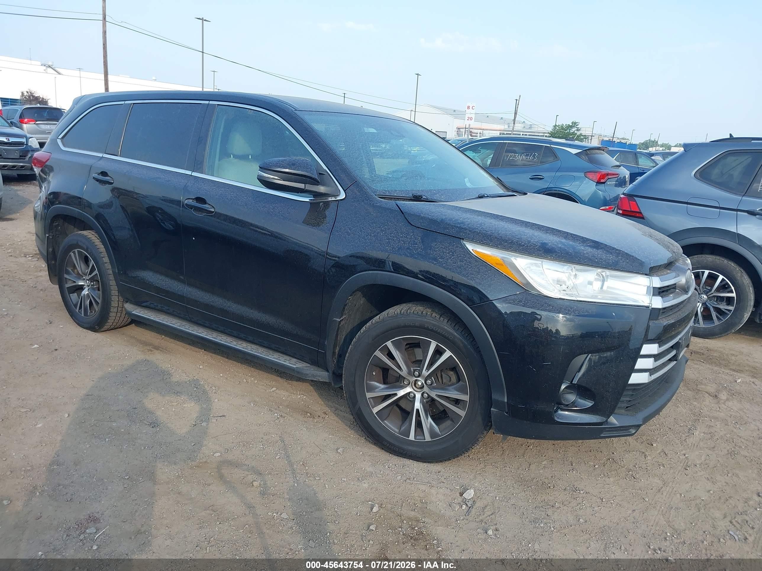 2018 Toyota Highlander LE Plus, VIN 5TDBZRFH5JS866159 — Side
