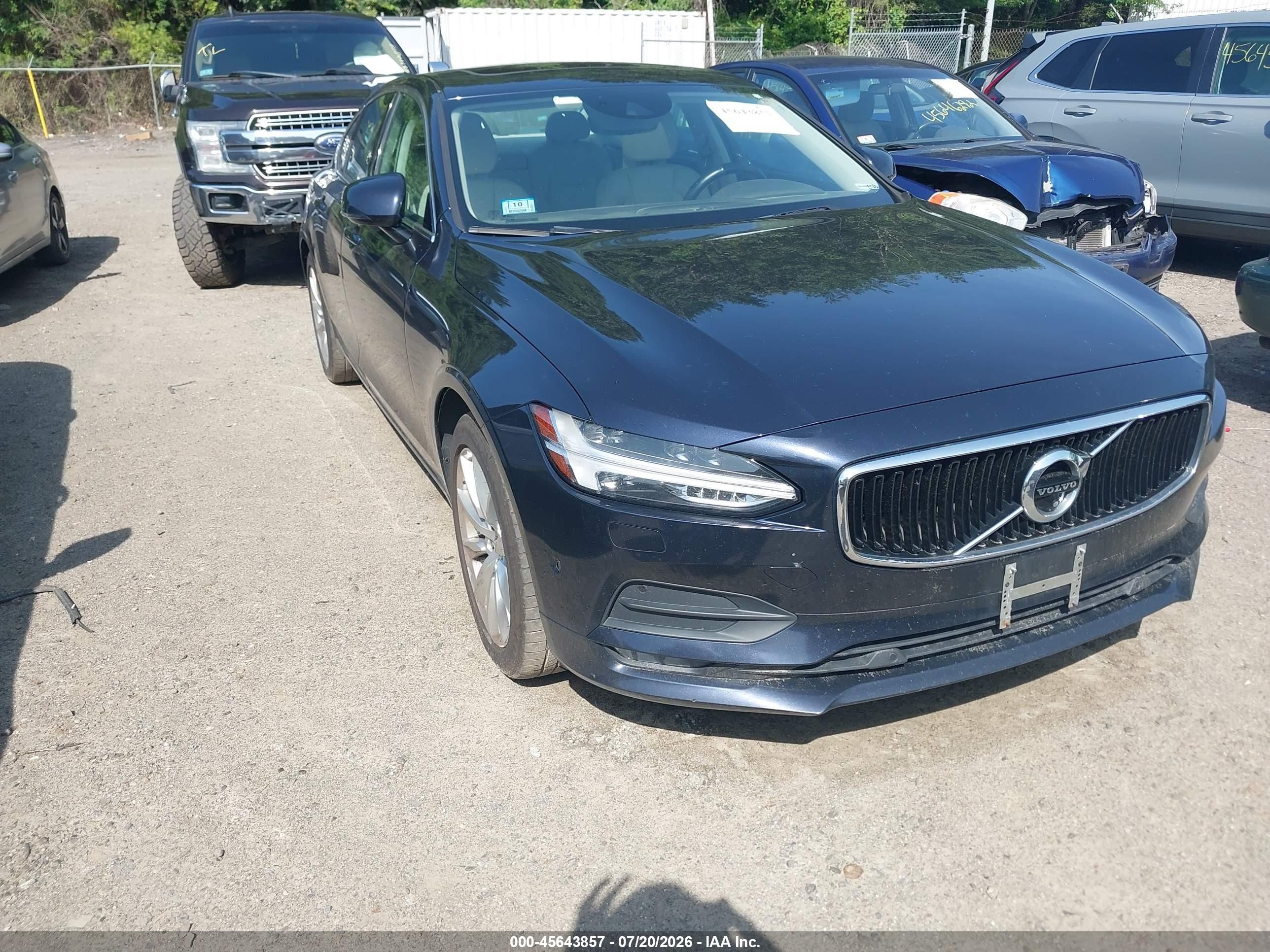 2017 Volvo S90 Momentum, VIN YV1A22MK4H1005210 — Normal wear