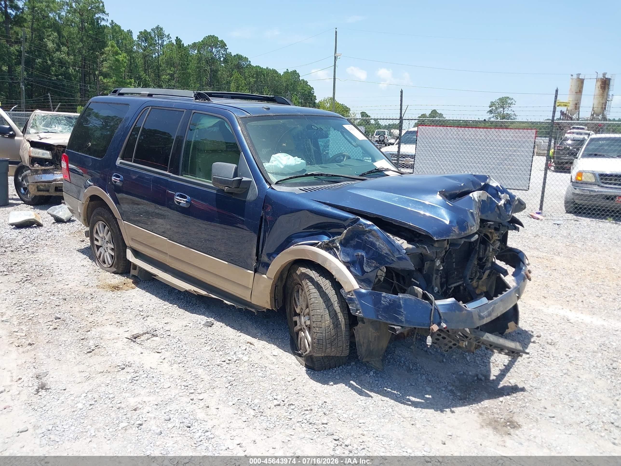 2013 Ford Expedition XLT, VIN 1FMJU1H54DEF21421 — Front end