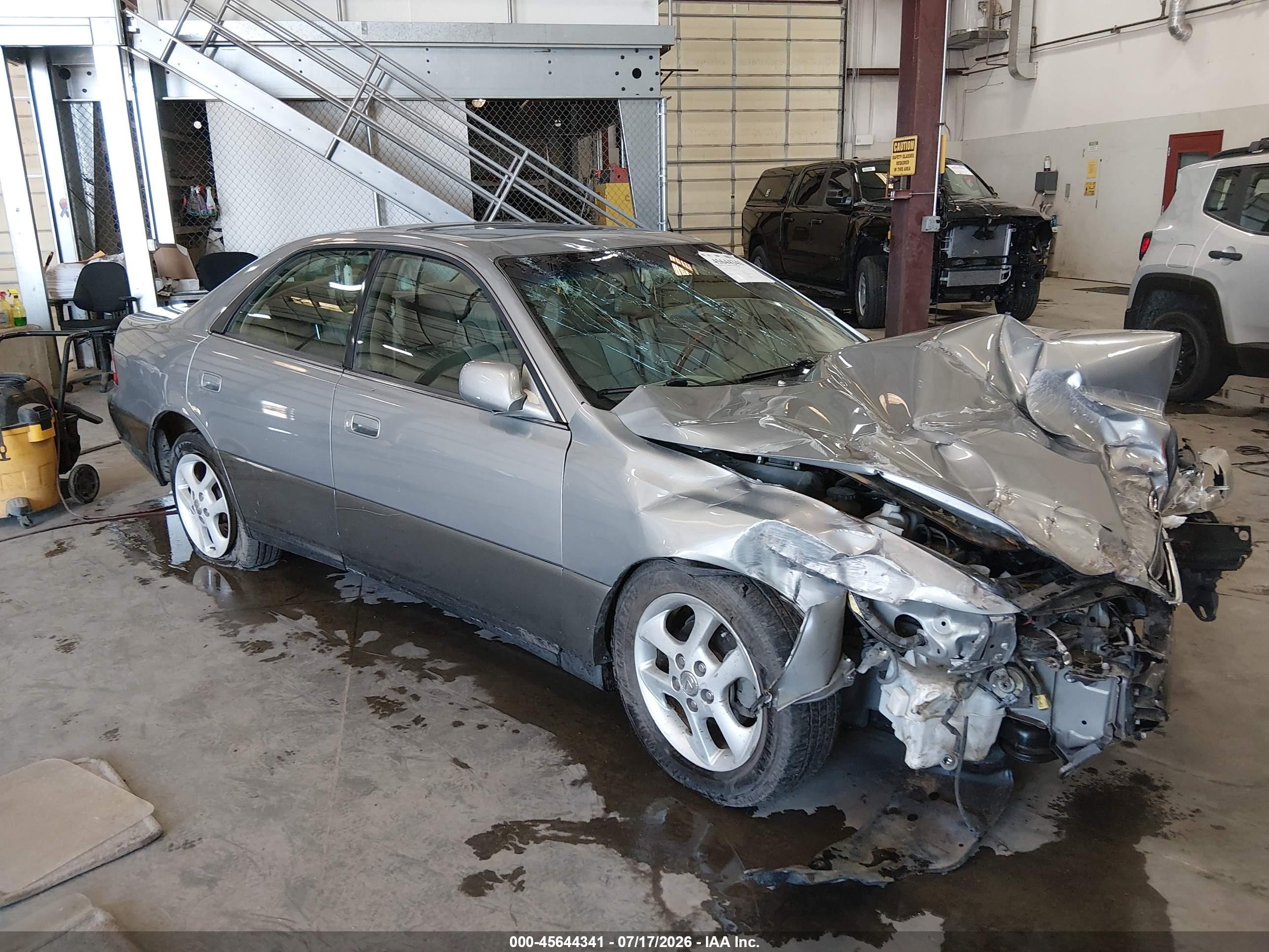 2001 Lexus ES 300, VIN JT8BF28G910333141 — Перед