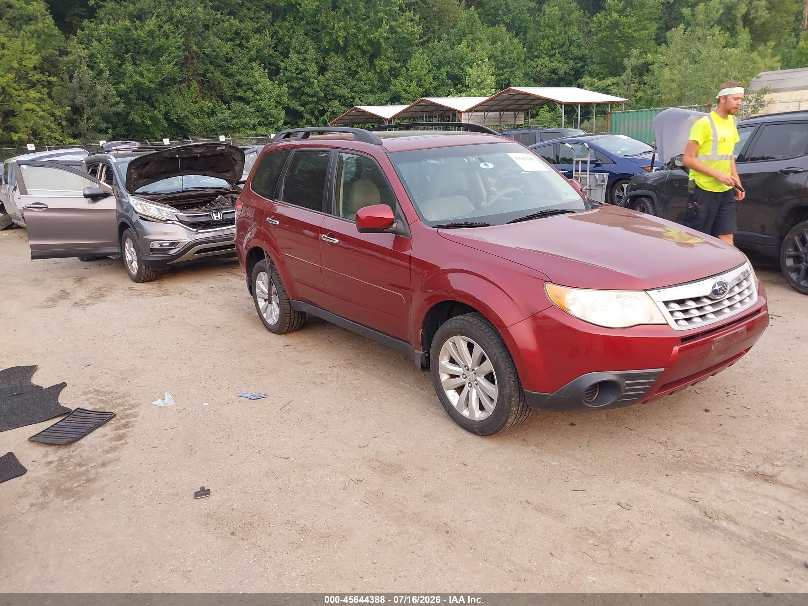 2011 Subaru Forester X Premium, VIN JF2SHADC7BH713107 — Зад