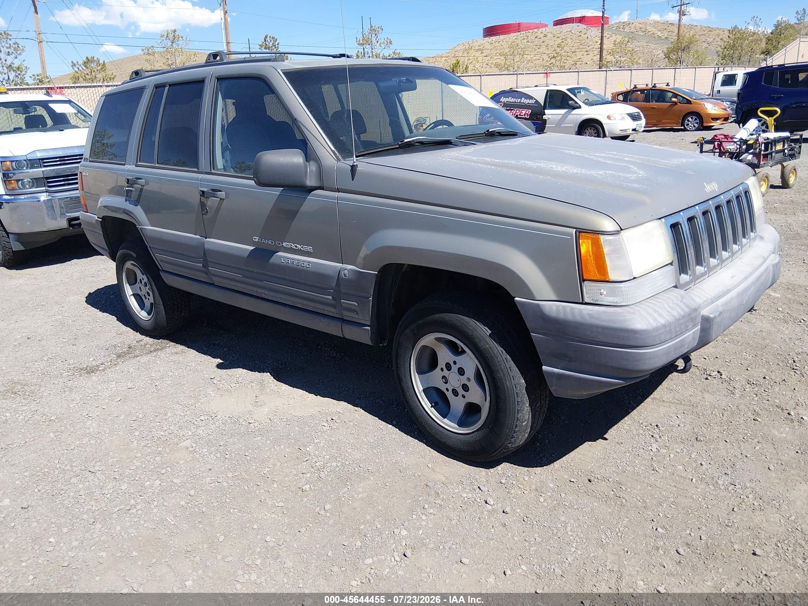 1998 Jeep Grand Cherokee Laredo, VIN 1J4GZ58S6WC130857 — Normal wear