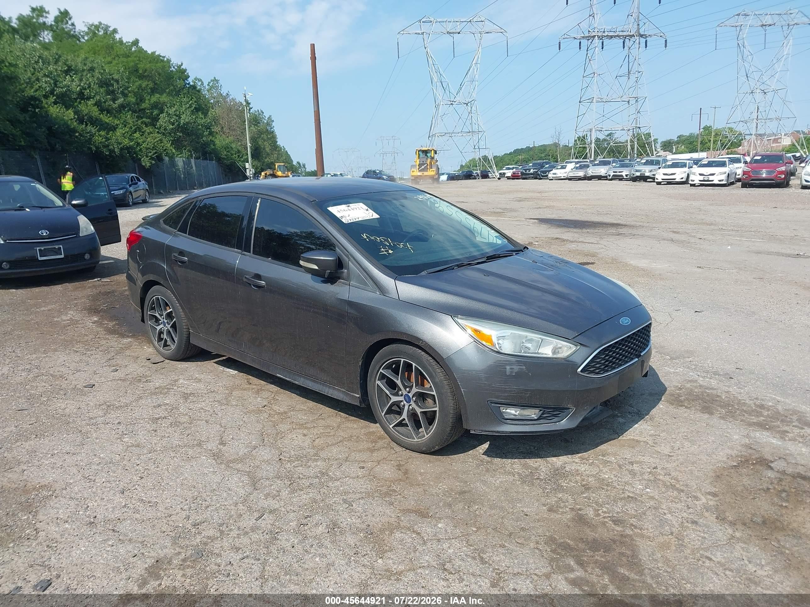 2016 Ford Focus SE, VIN 1FADP3F26GL248646 — Normal wear